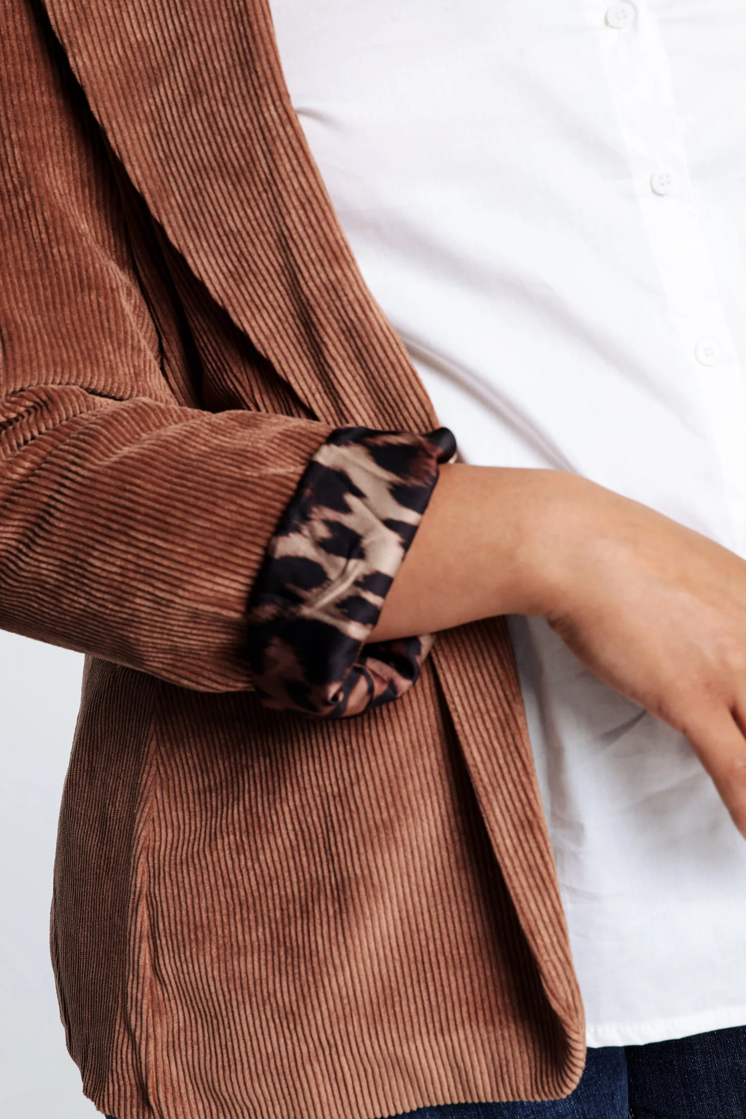 Korte, effen blazer in fluweel met voering in dierenhuidmotief - Image 15