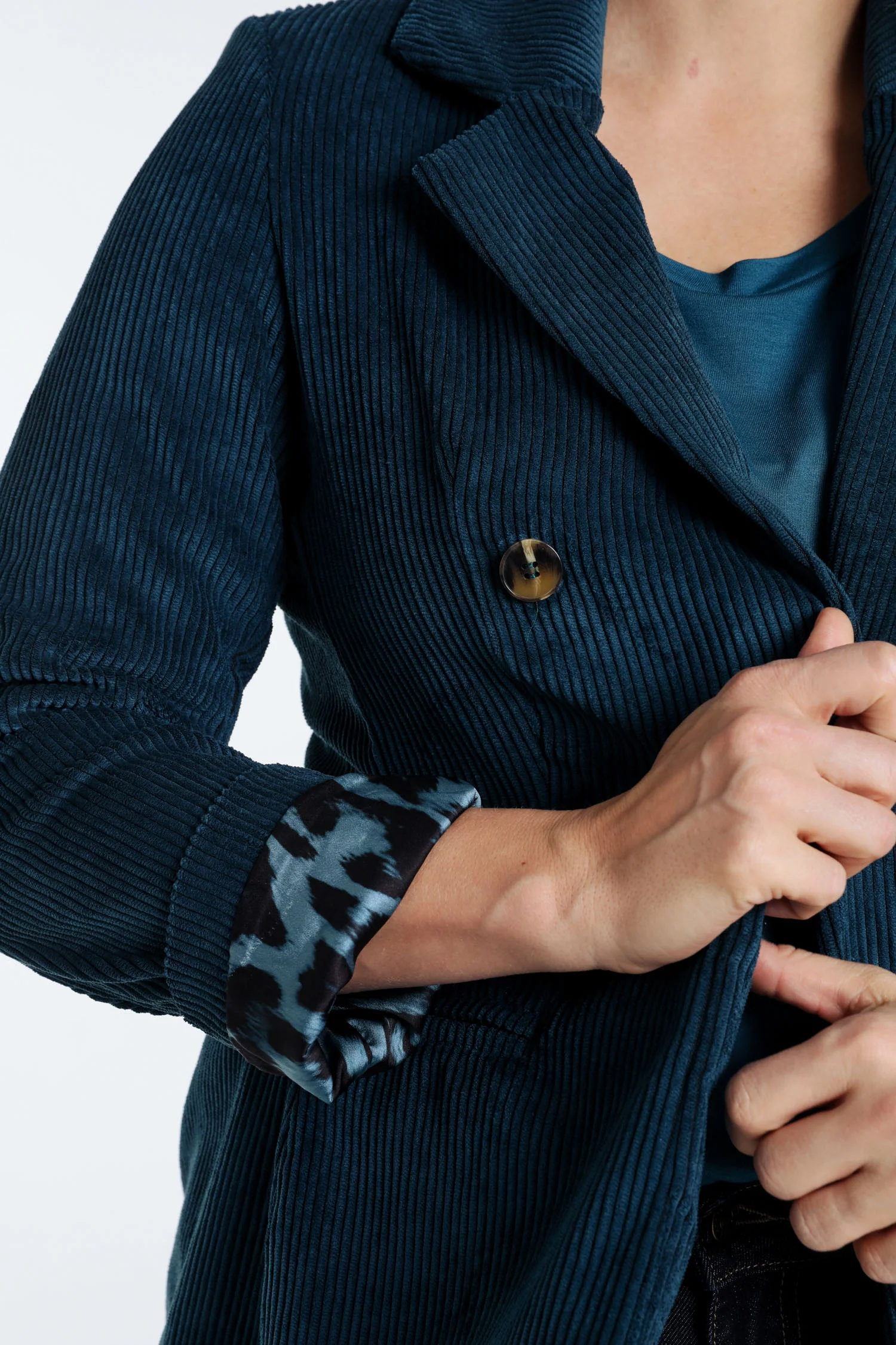 Korte, effen blazer in fluweel met voering in dierenhuidmotief - Image 4