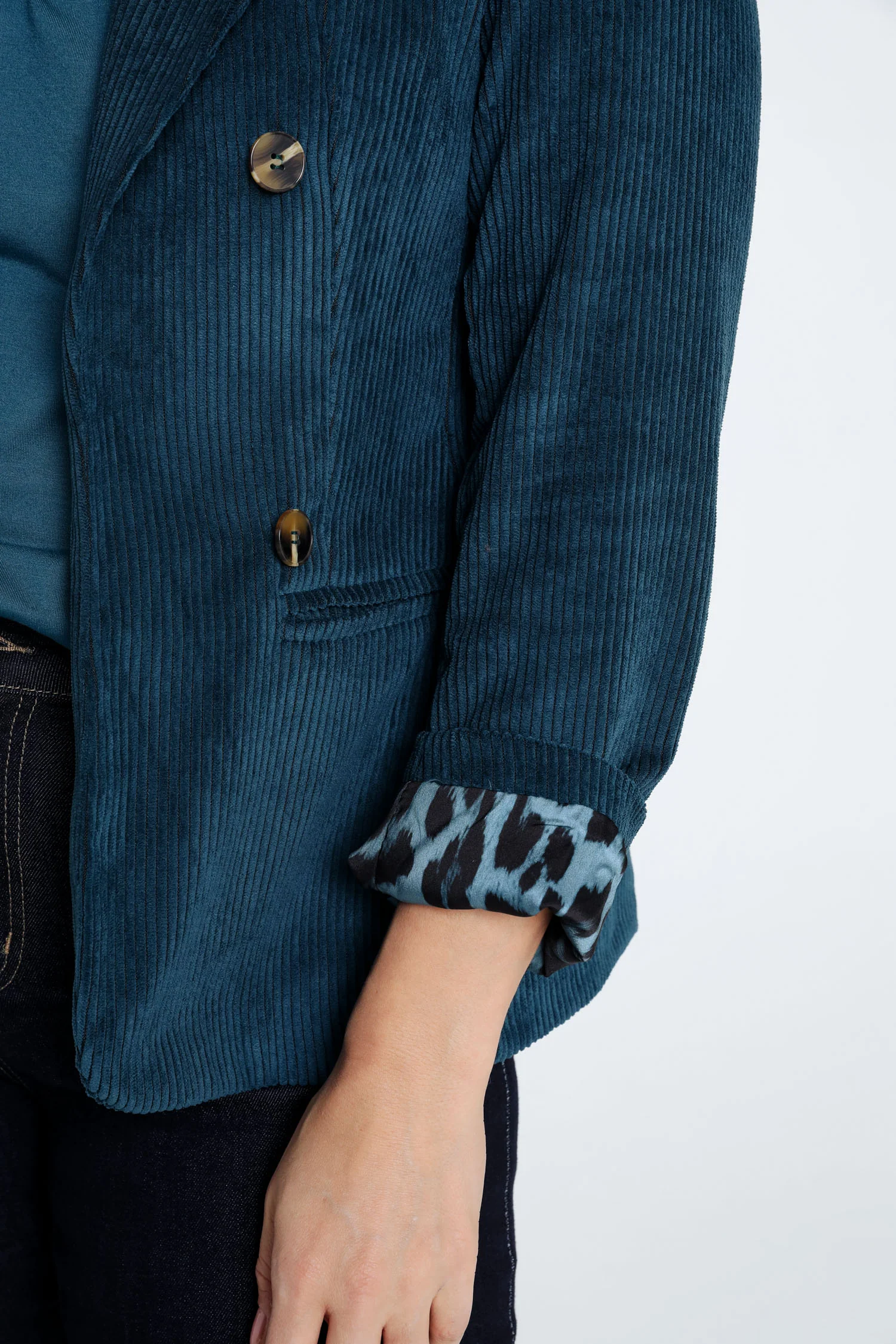 Korte, effen blazer in fluweel met voering in dierenhuidmotief - Image 5