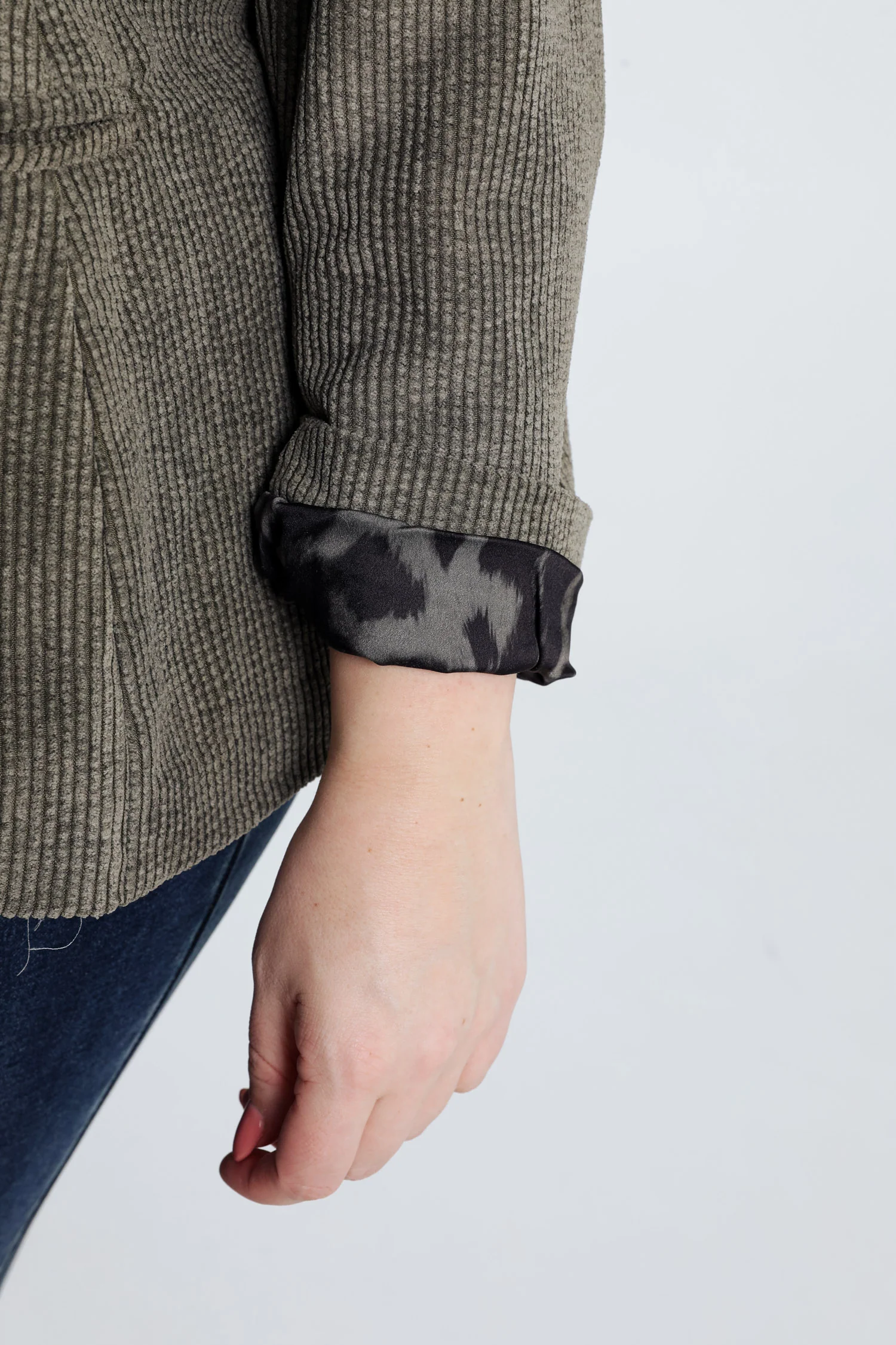 Korte, effen blazer in fluweel met voering in dierenhuidmotief - Image 4