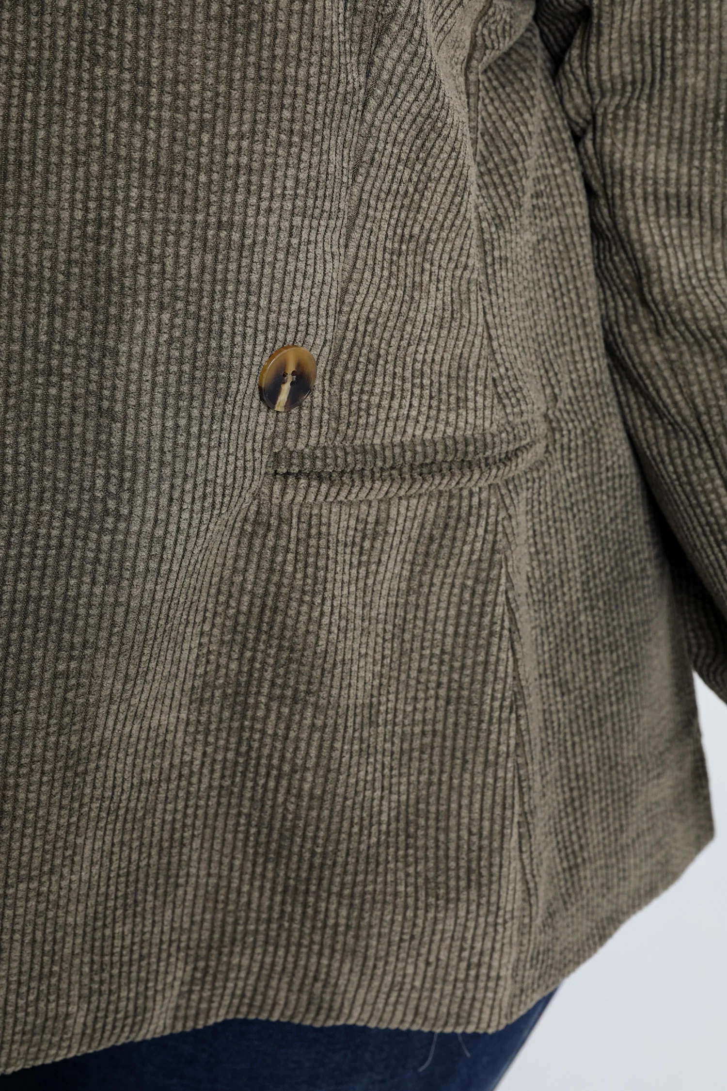 Korte, effen blazer in fluweel met voering in dierenhuidmotief - Image 5