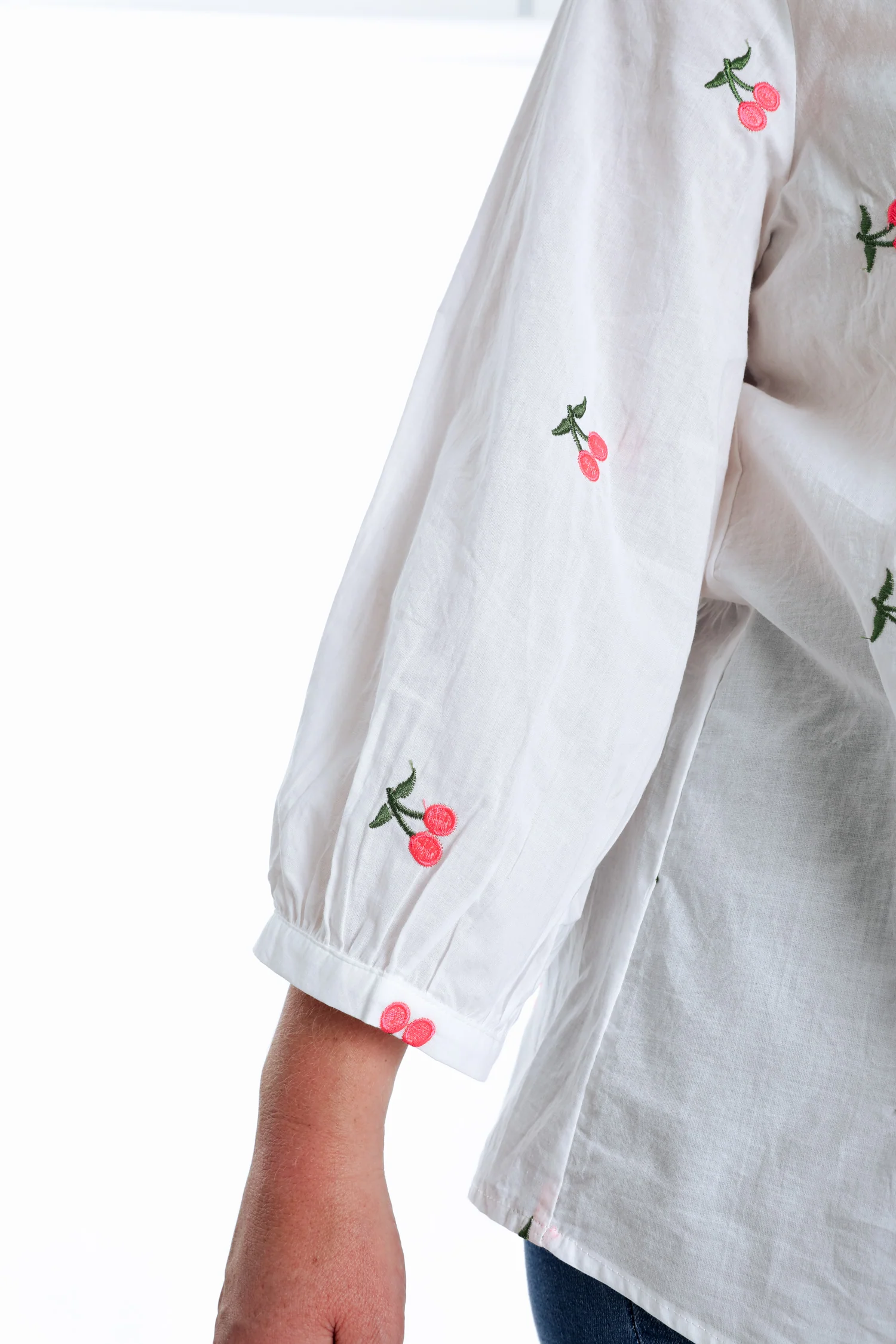 Effen katoenen blouse met kersenborduursels - Image 6