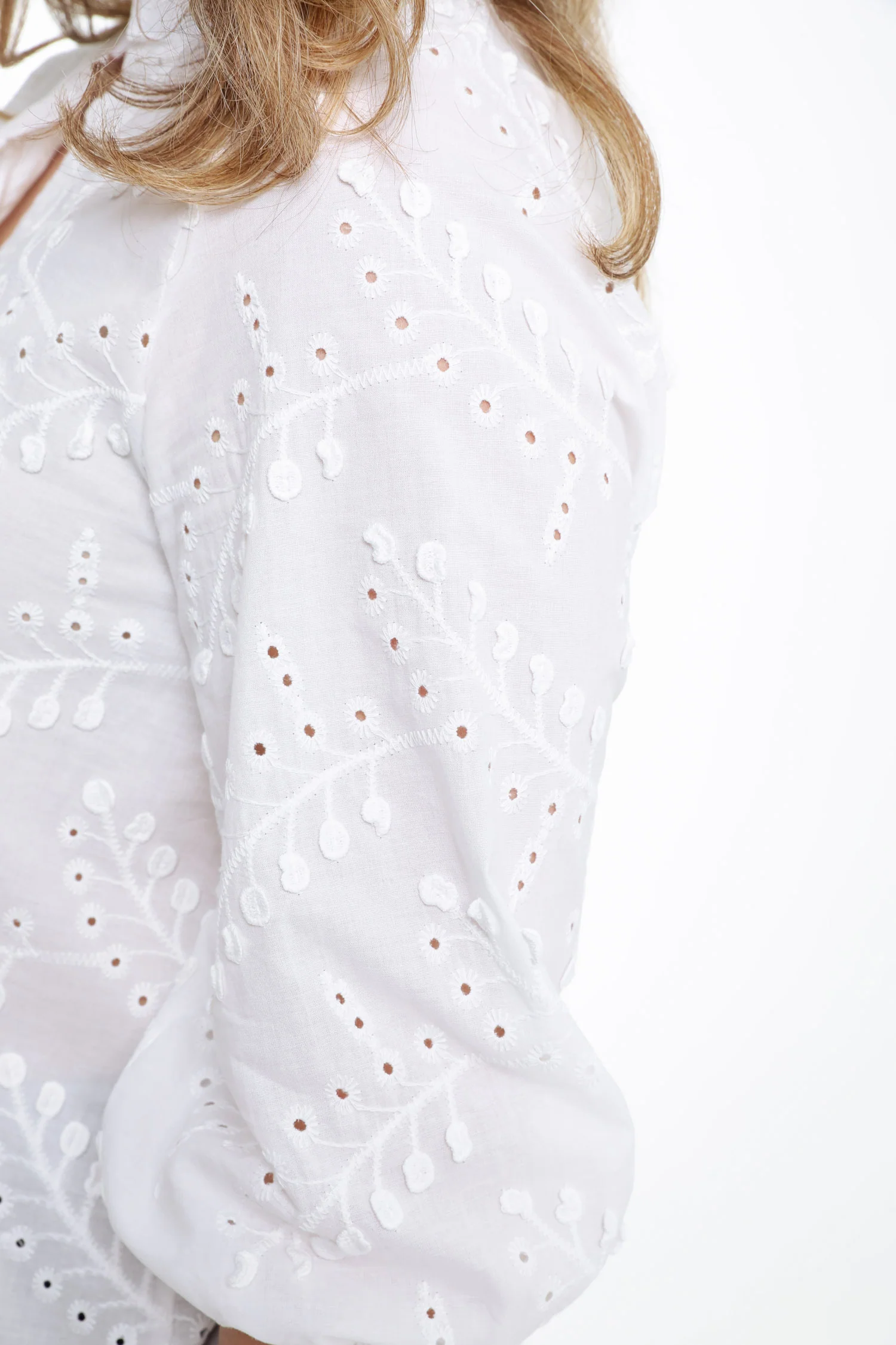 Effen katoenen blouse met geborduurde bloemen - Image 5