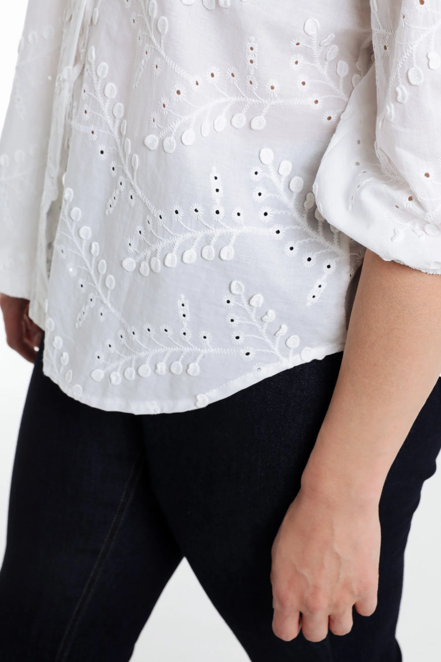 Effen katoenen blouse met geborduurde bloemen - Image 6