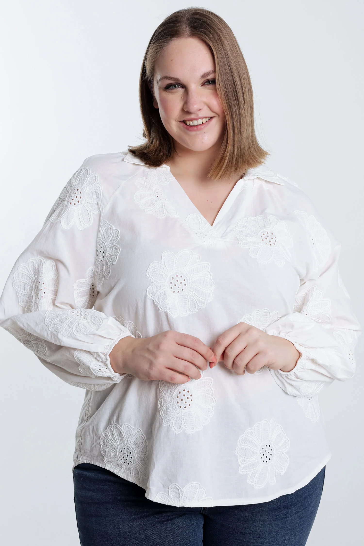 Effen katoenen blouse met geborduurde bloemen