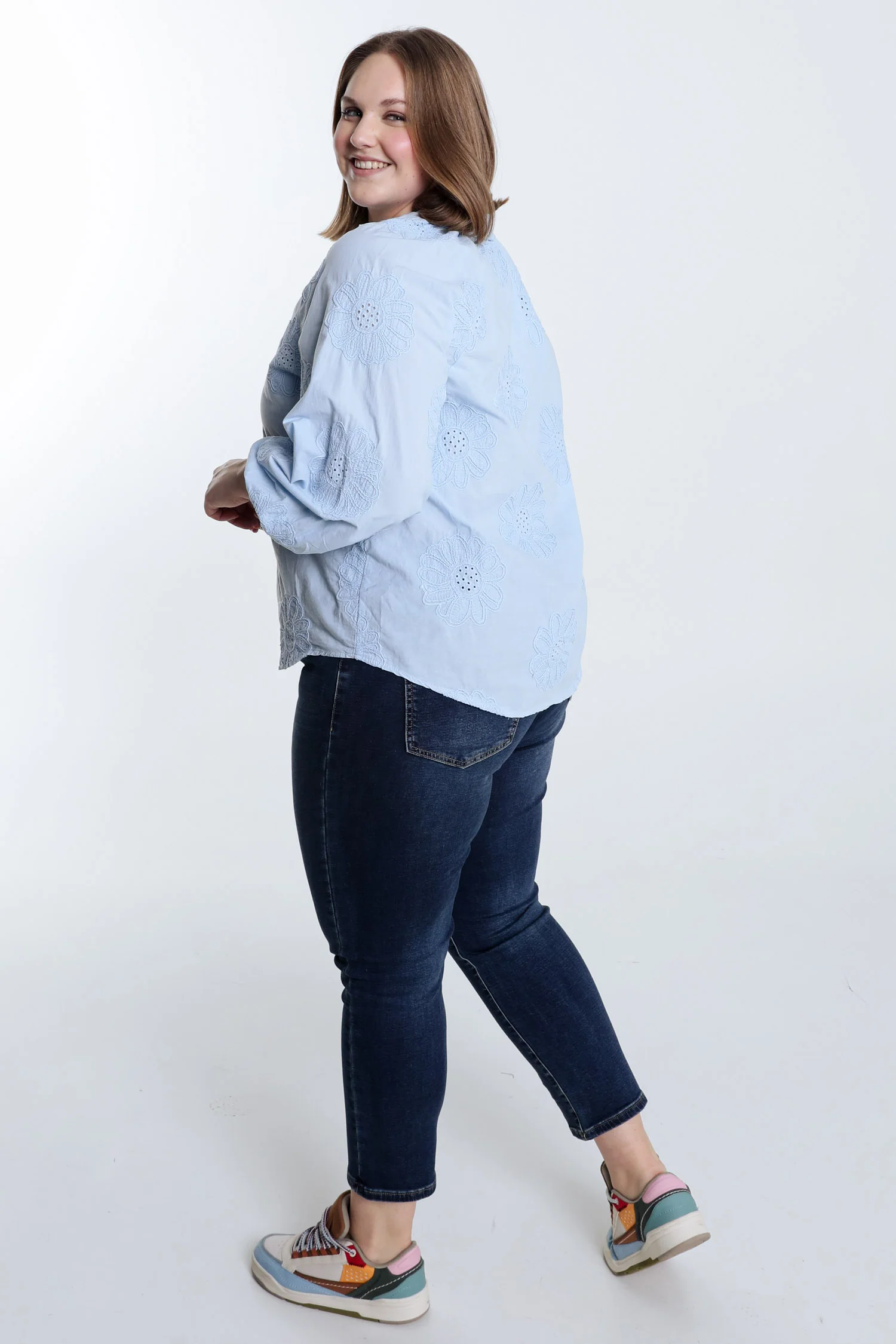 Effen katoenen blouse met geborduurde bloemen - Image 13
