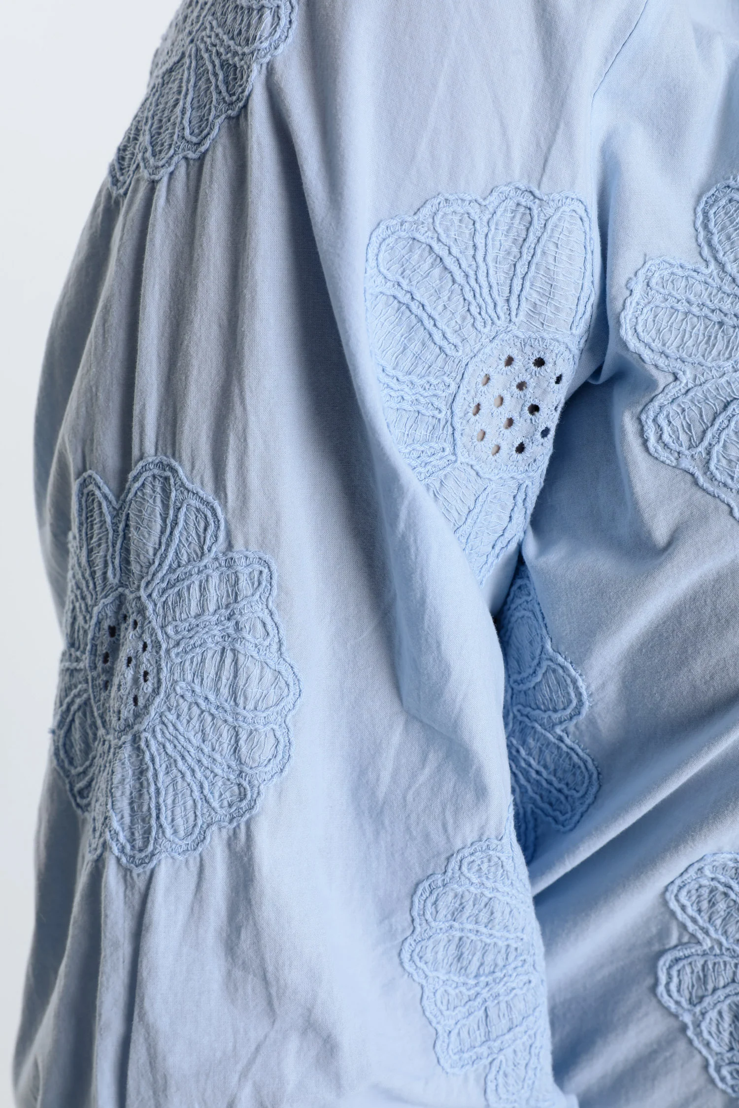 Effen katoenen blouse met geborduurde bloemen - Image 16