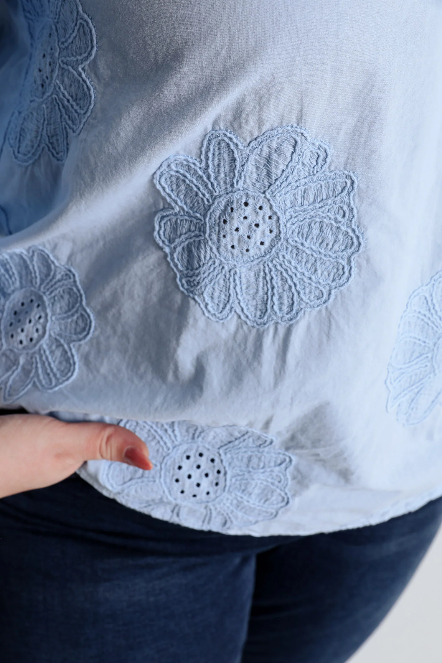 Effen katoenen blouse met geborduurde bloemen - Image 17