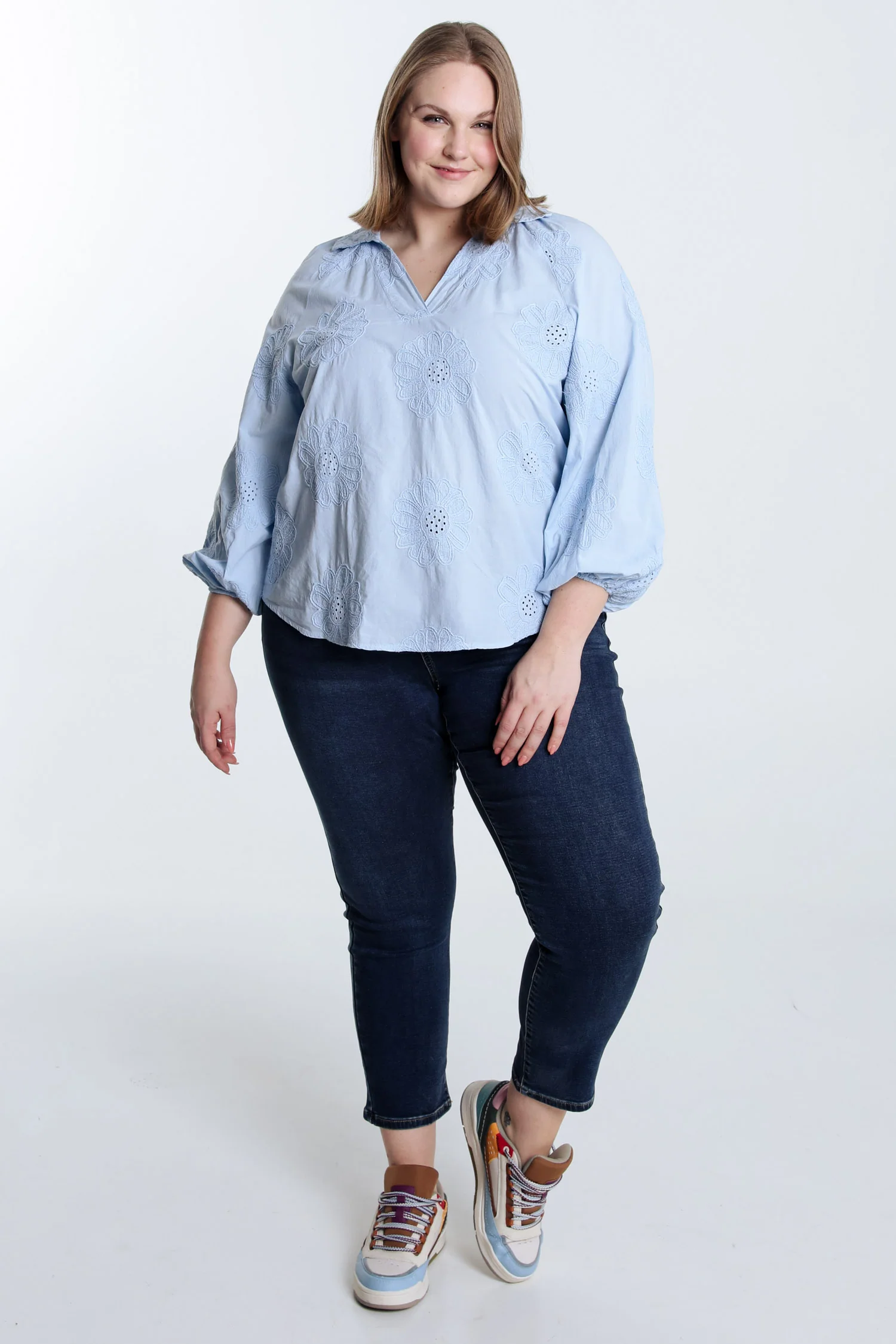 Effen katoenen blouse met geborduurde bloemen - Image 18