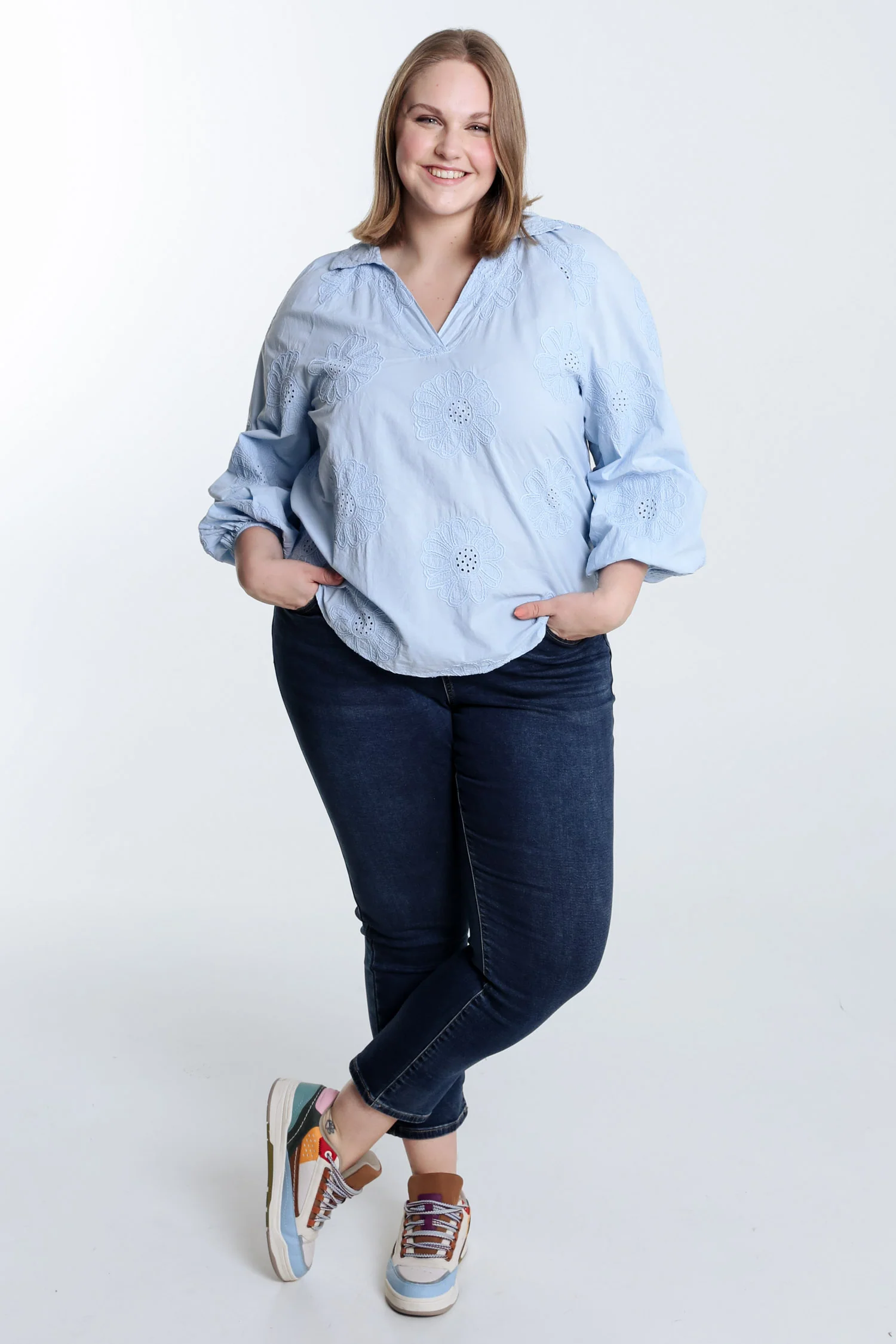 Effen katoenen blouse met geborduurde bloemen - Image 19