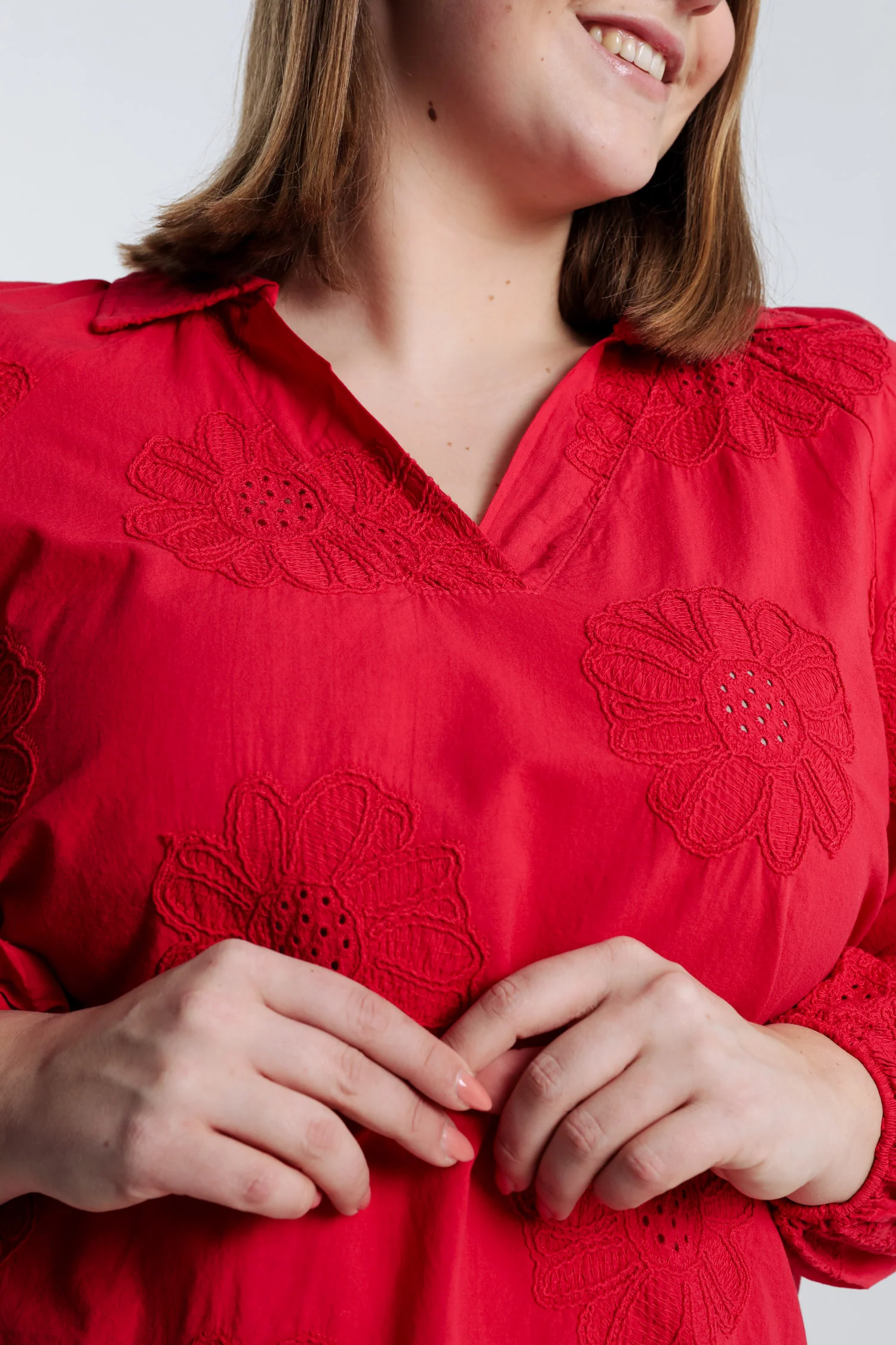 Effen katoenen blouse met geborduurde bloemen - Image 27