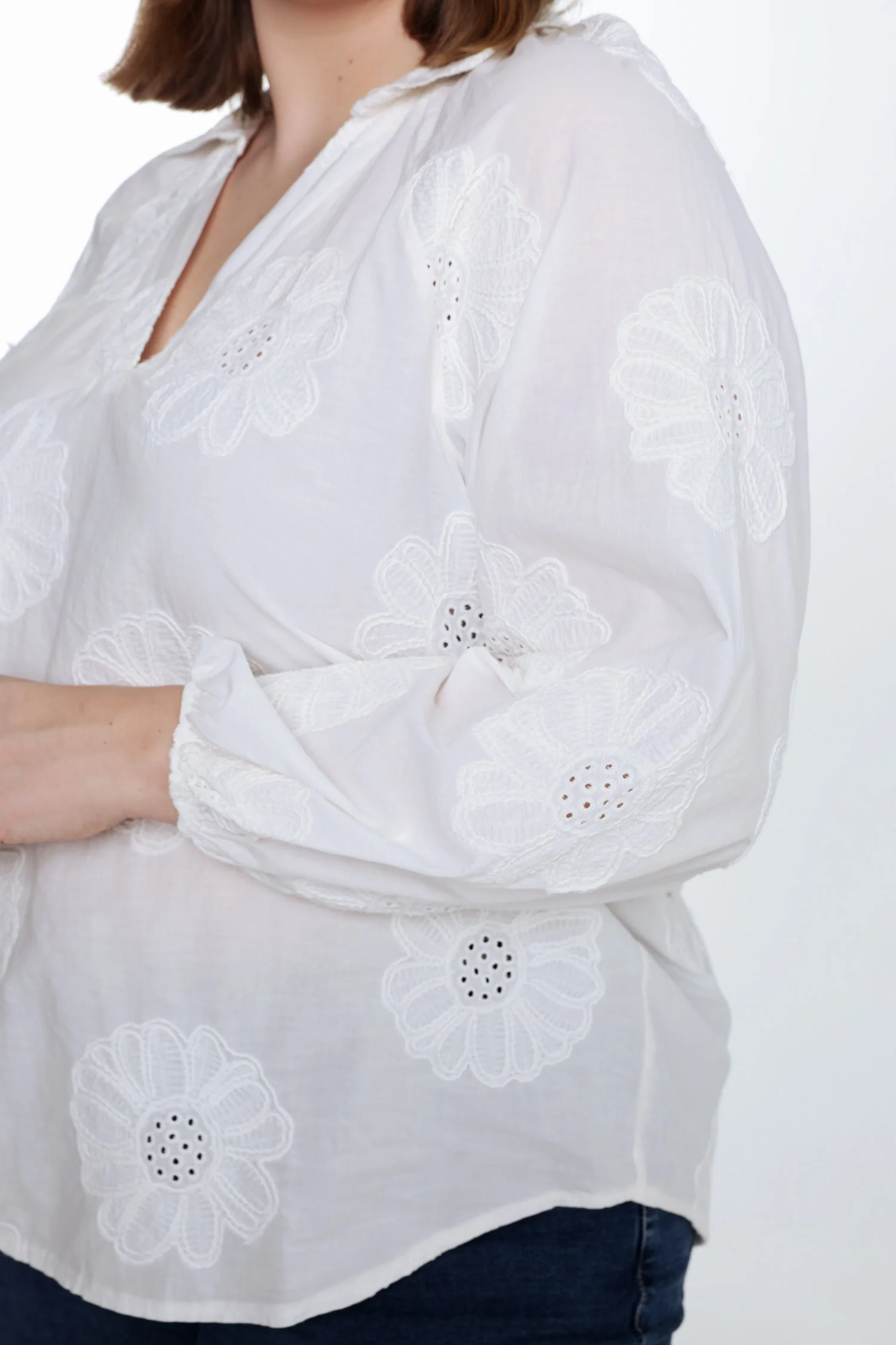 Effen katoenen blouse met geborduurde bloemen - Image 6