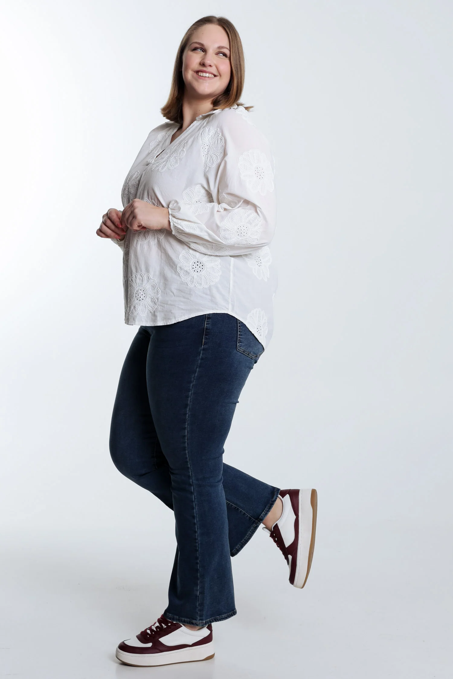 Effen katoenen blouse met geborduurde bloemen - Image 8