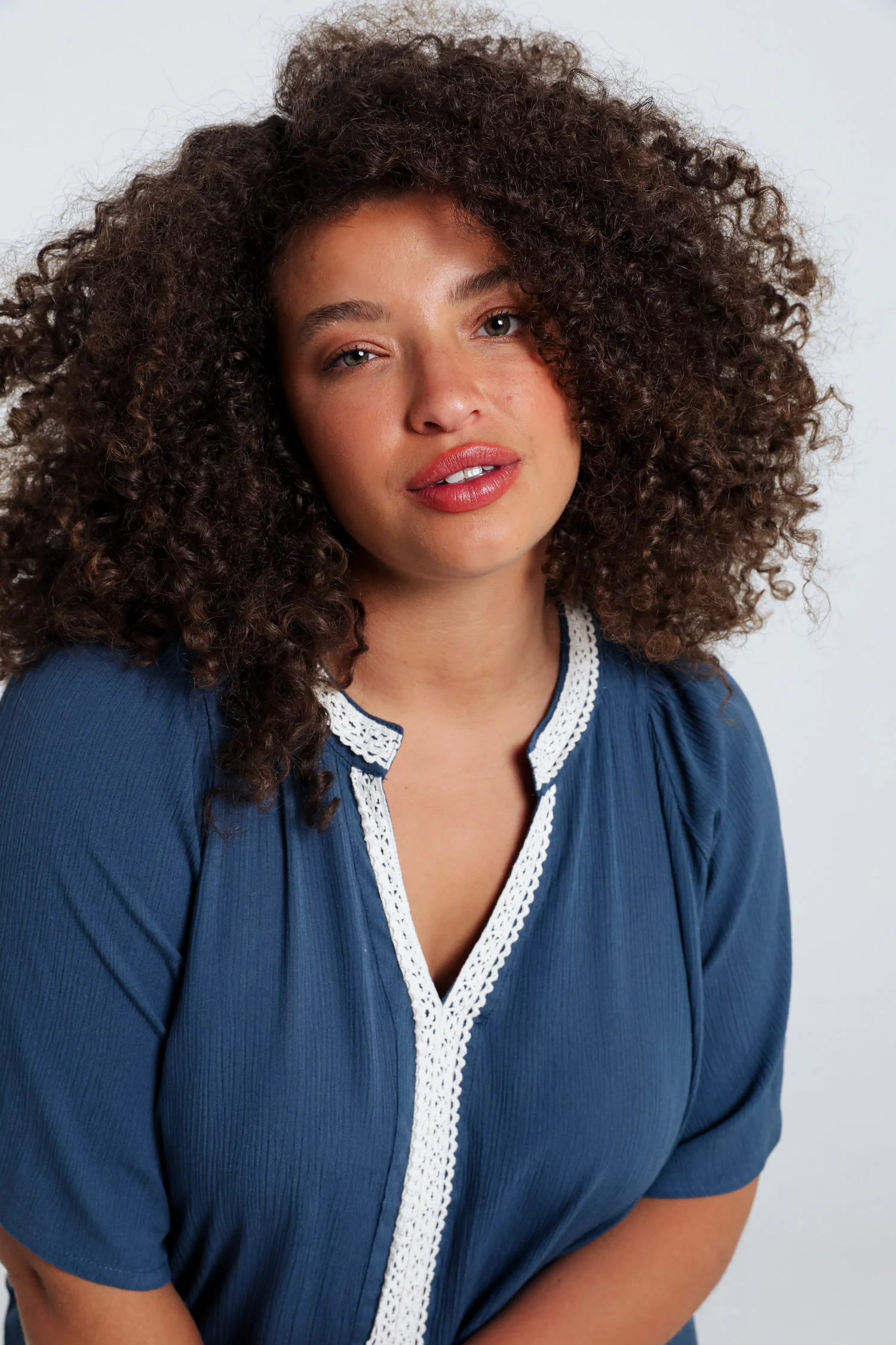 Effen viscose blouse met macramé - Image 4