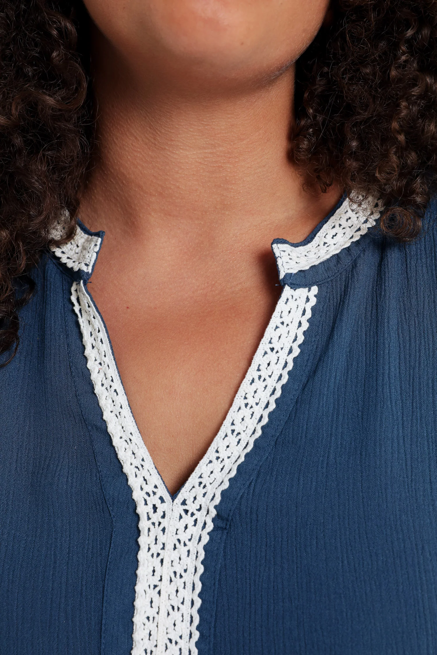 Effen viscose blouse met macramé - Image 6