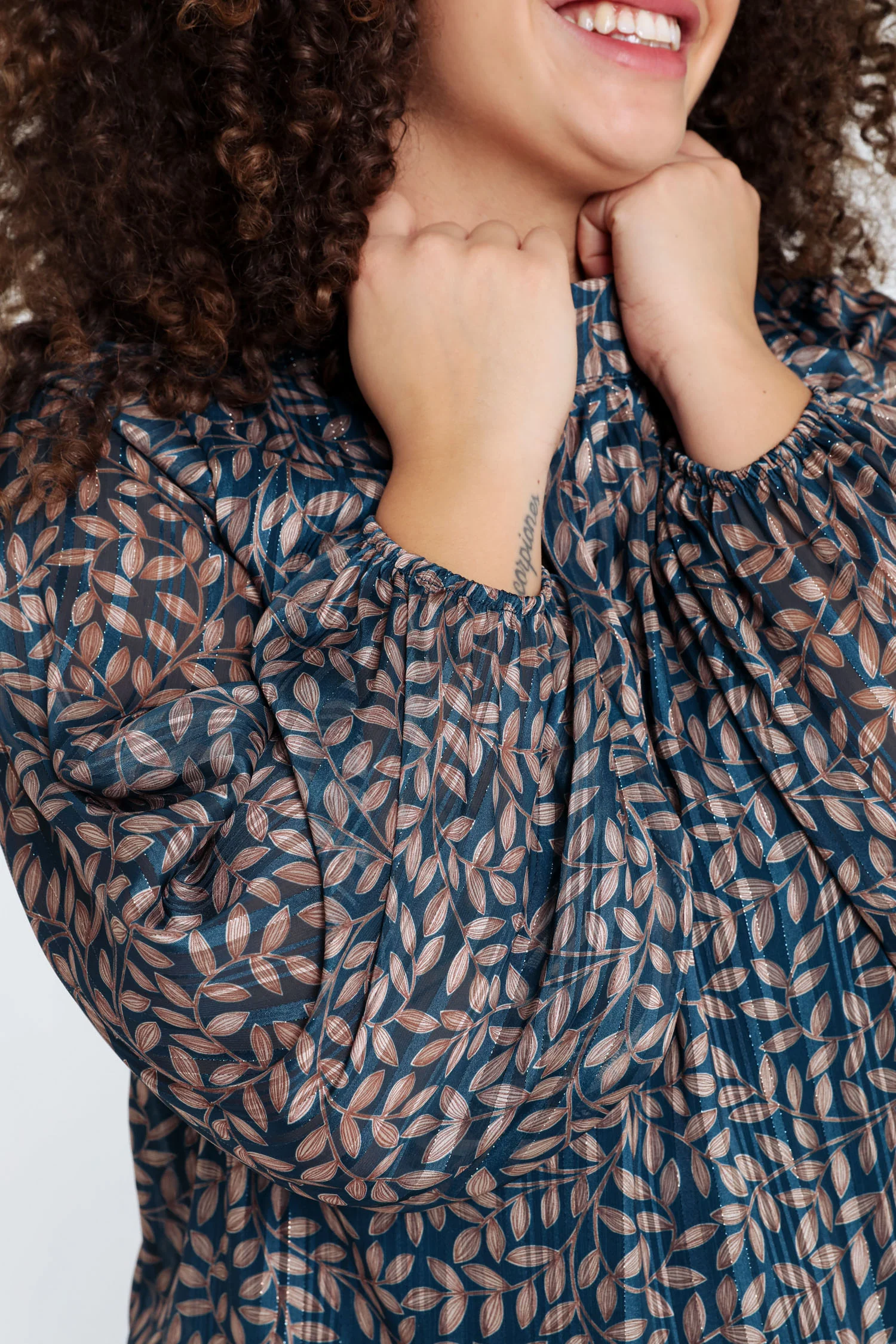 Korte blouse met bladmotief en ballonmouwen - Image 5