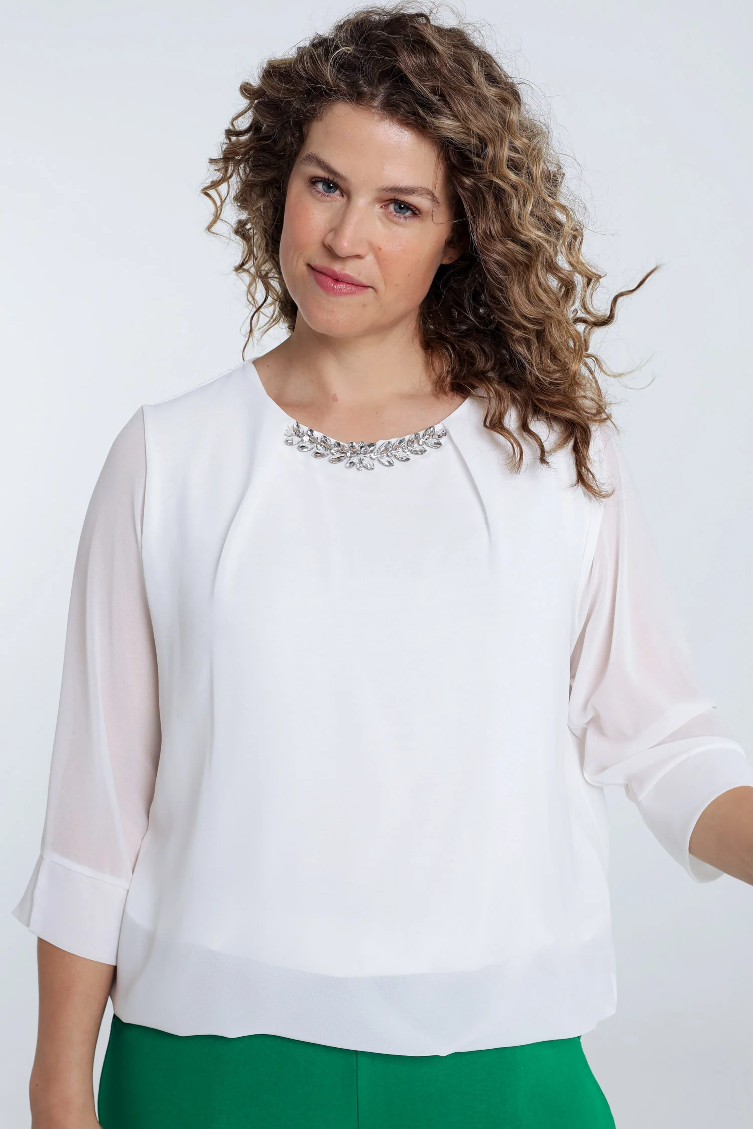 Effen blouse met sieraden