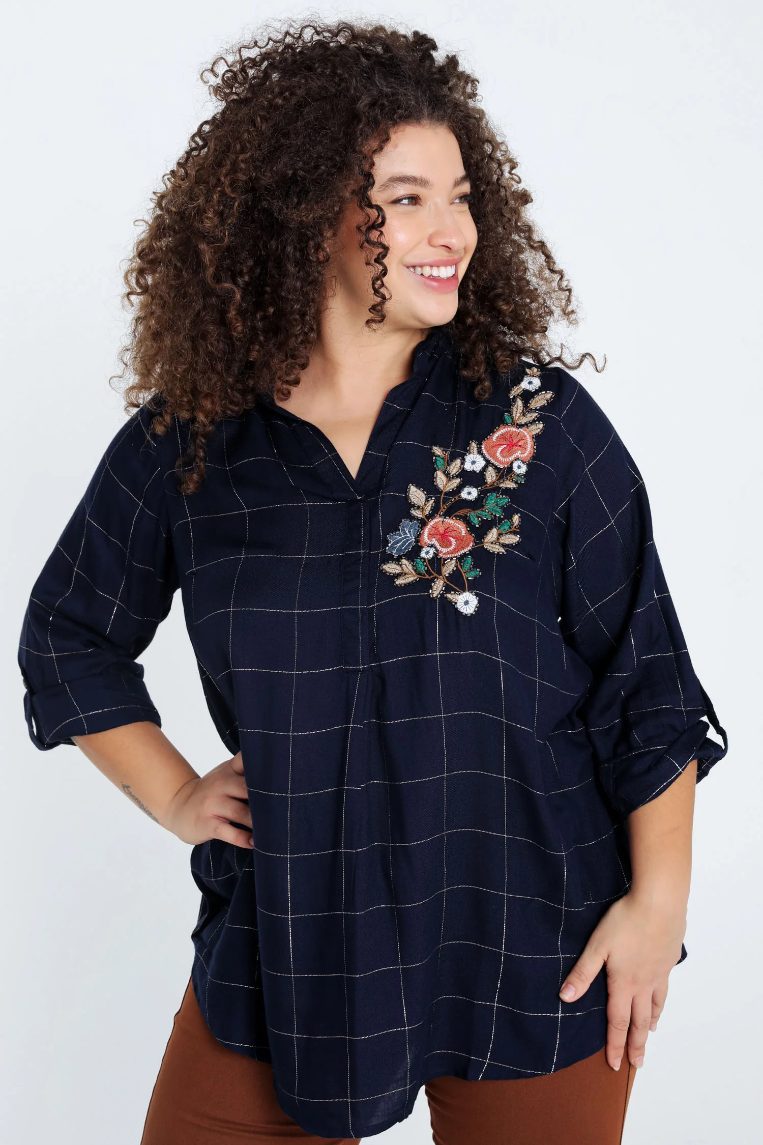 Lange, geruite blouse in viscose met borduurwerk