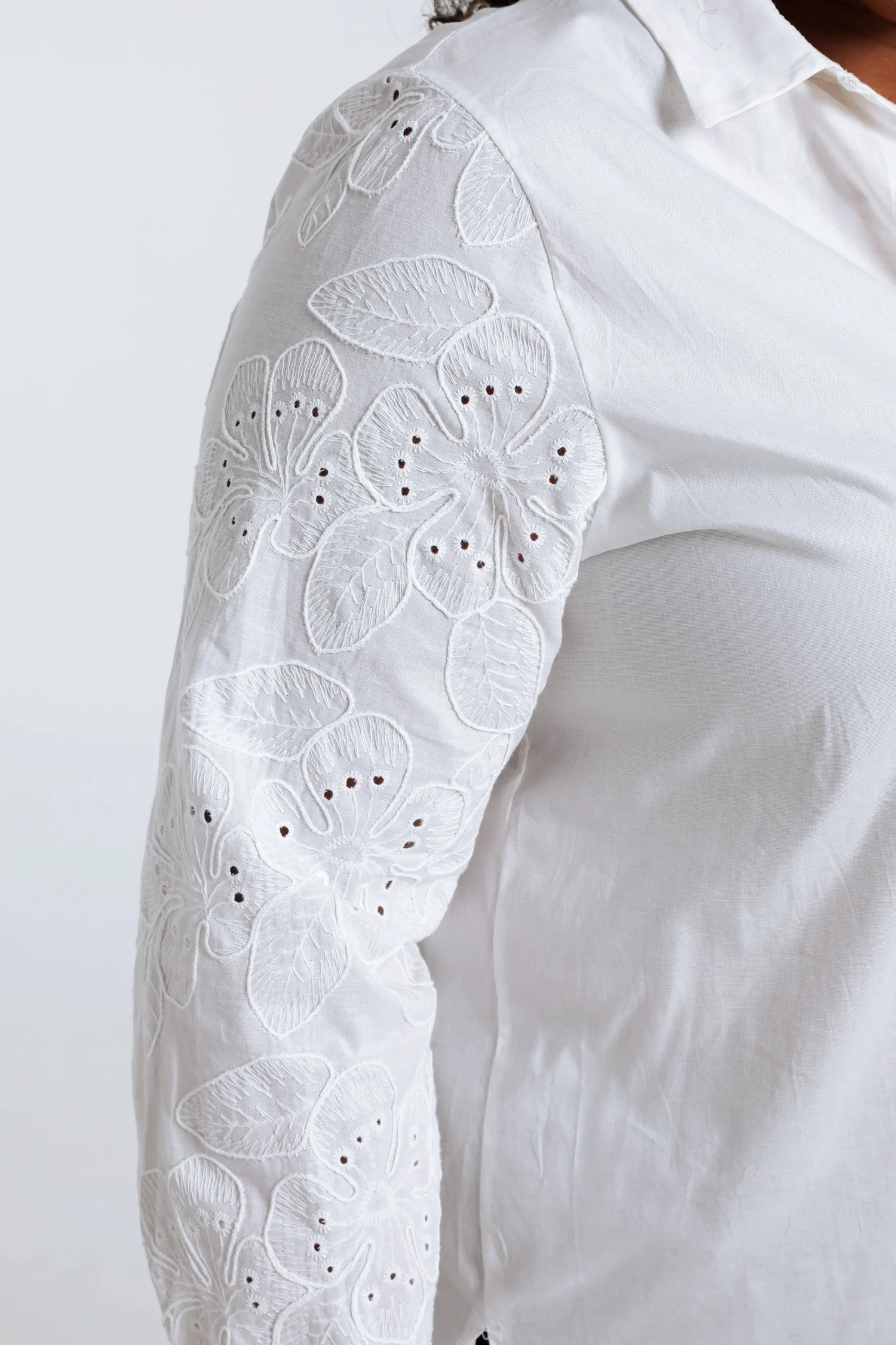 Effen hemd in poplin met borduurwerk op de mouwen - Image 4