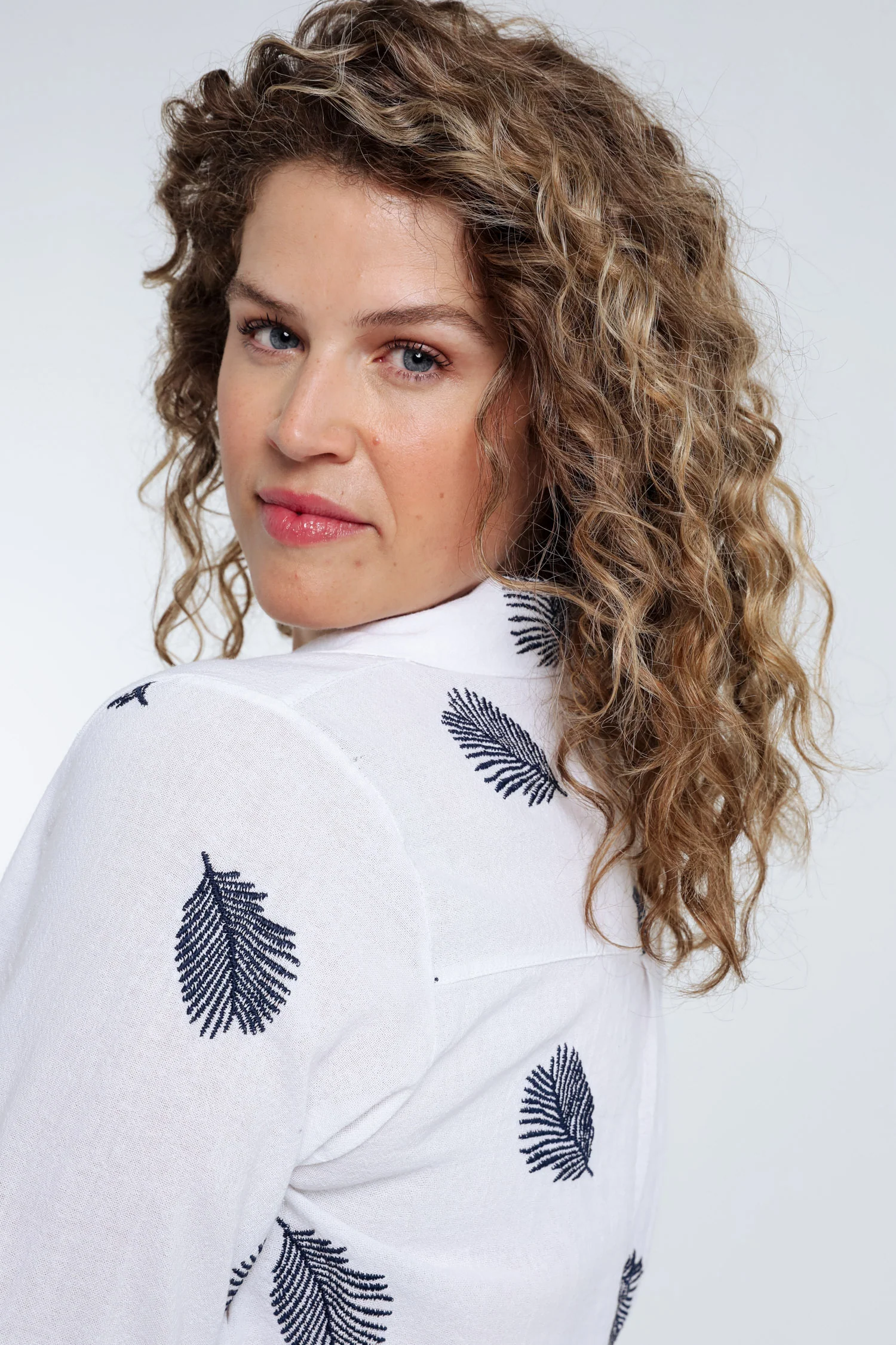 Effen katoenen overhemd met geborduurde bladeren - Image 6
