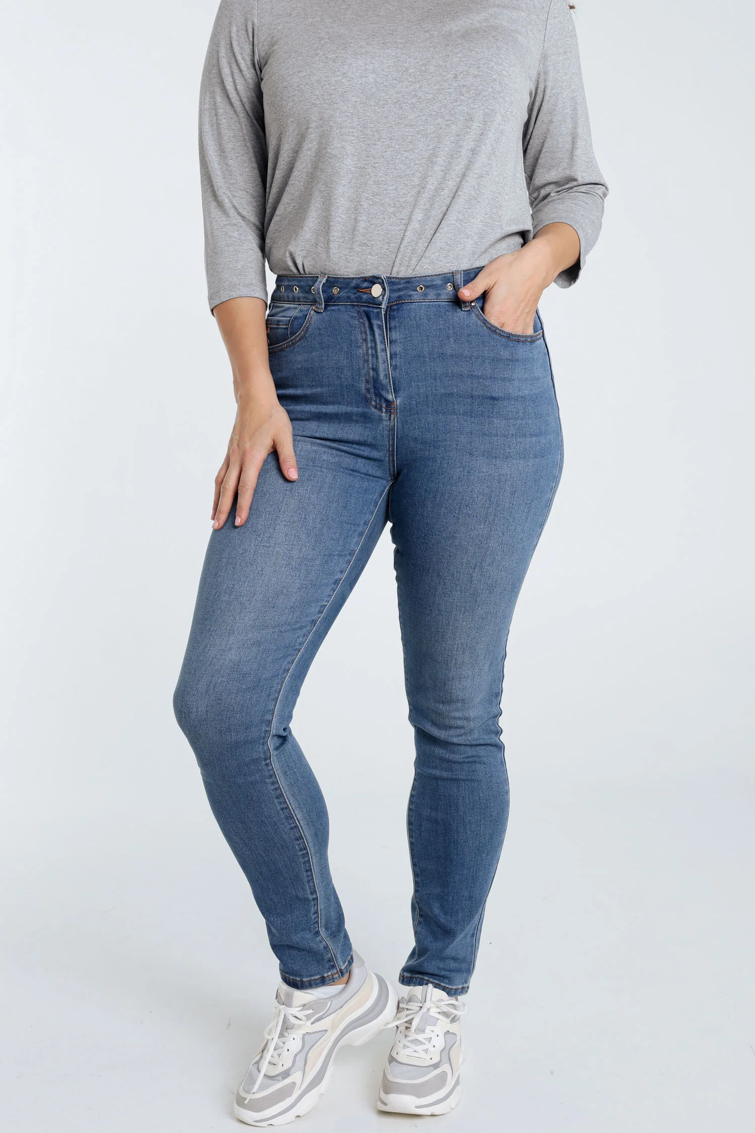 Slim jeans 'Louise' L32 met oogdetail op de riem en zakken