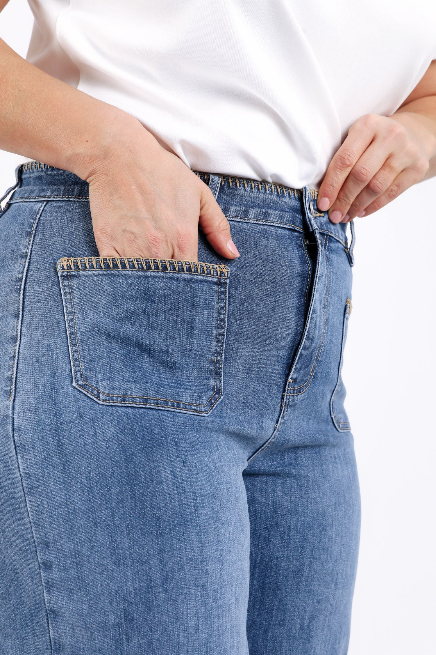 Jeans Elodie met zakken en borduursel detail - Image 5