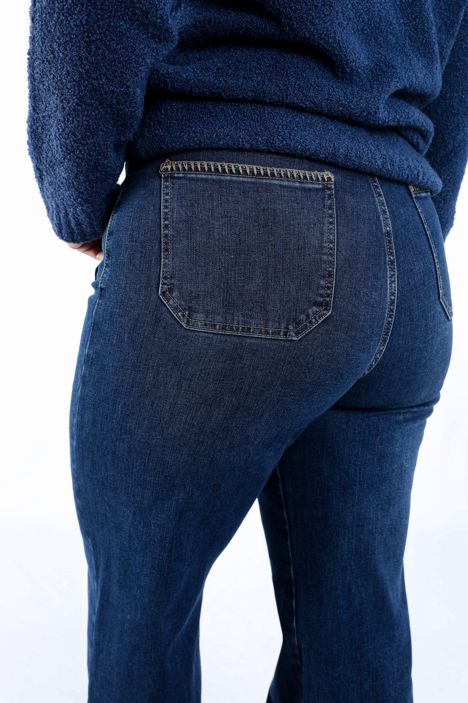 Jeans Elodie met zakken en borduurdetail - Image 4