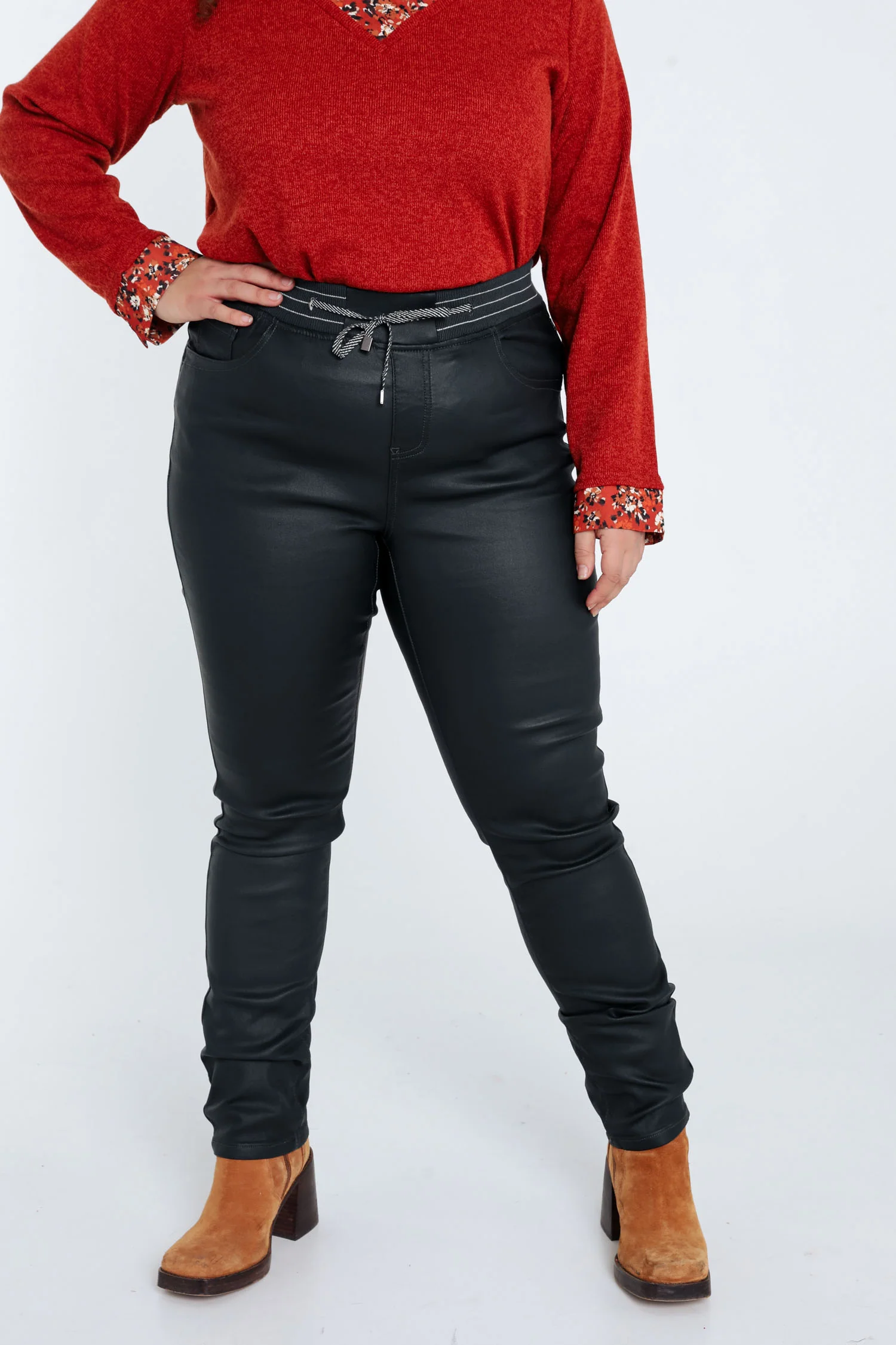 Slim gecoate jegging met fijne riem - Image 11