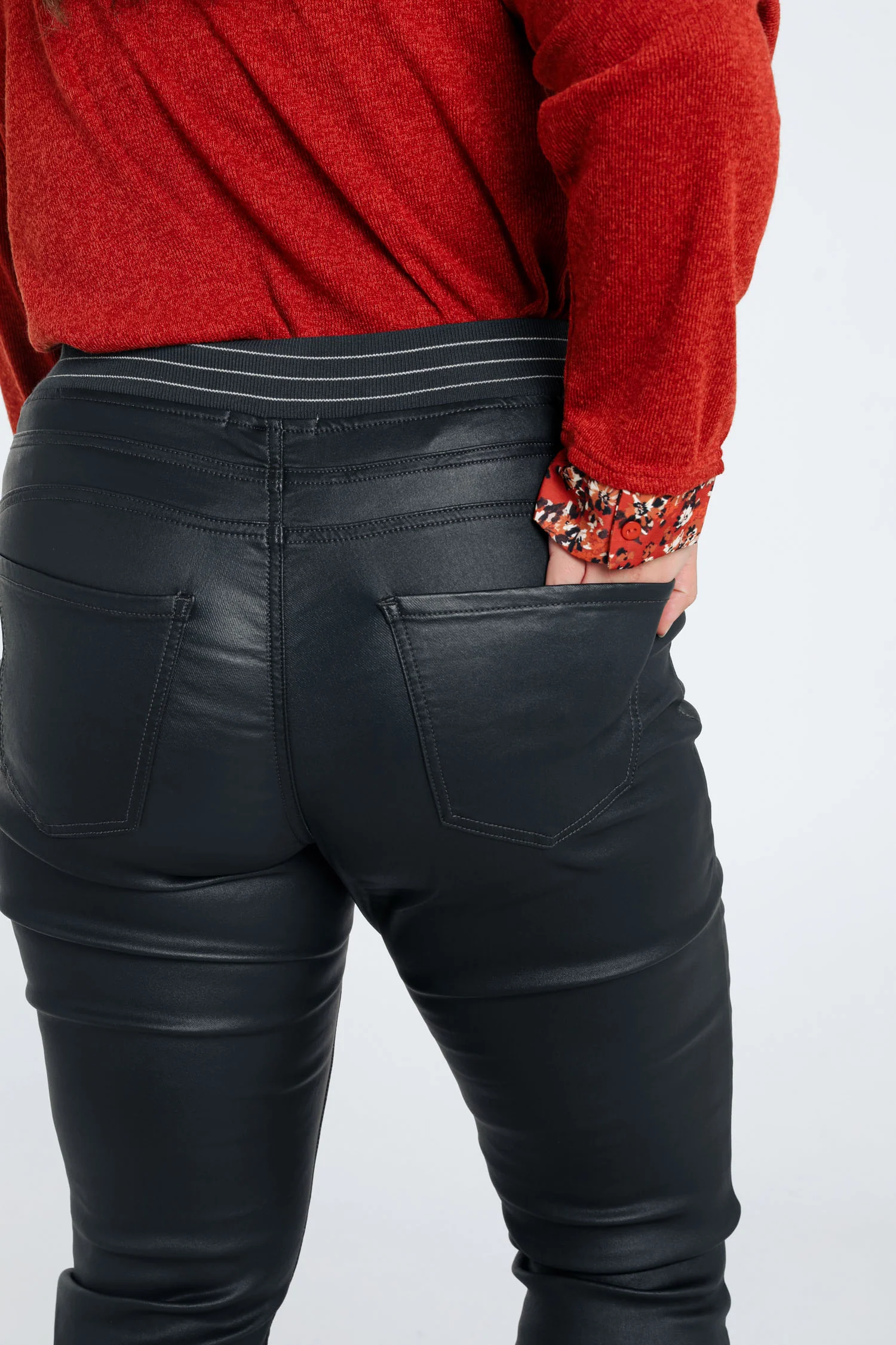 Slim gecoate jegging met fijne riem - Image 13