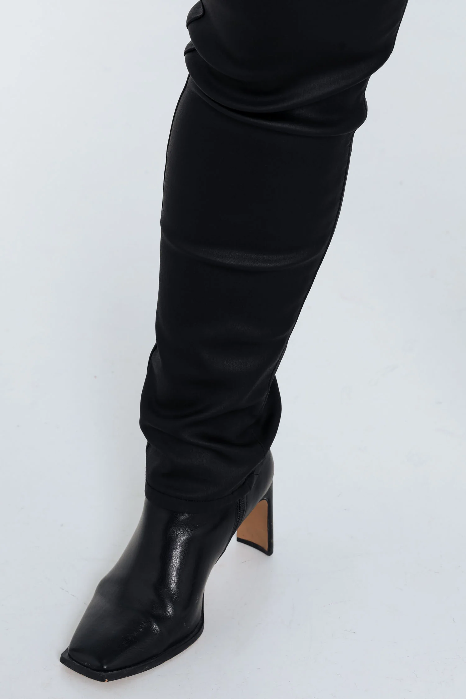 Slim gecoate jegging met fijne riem - Image 26