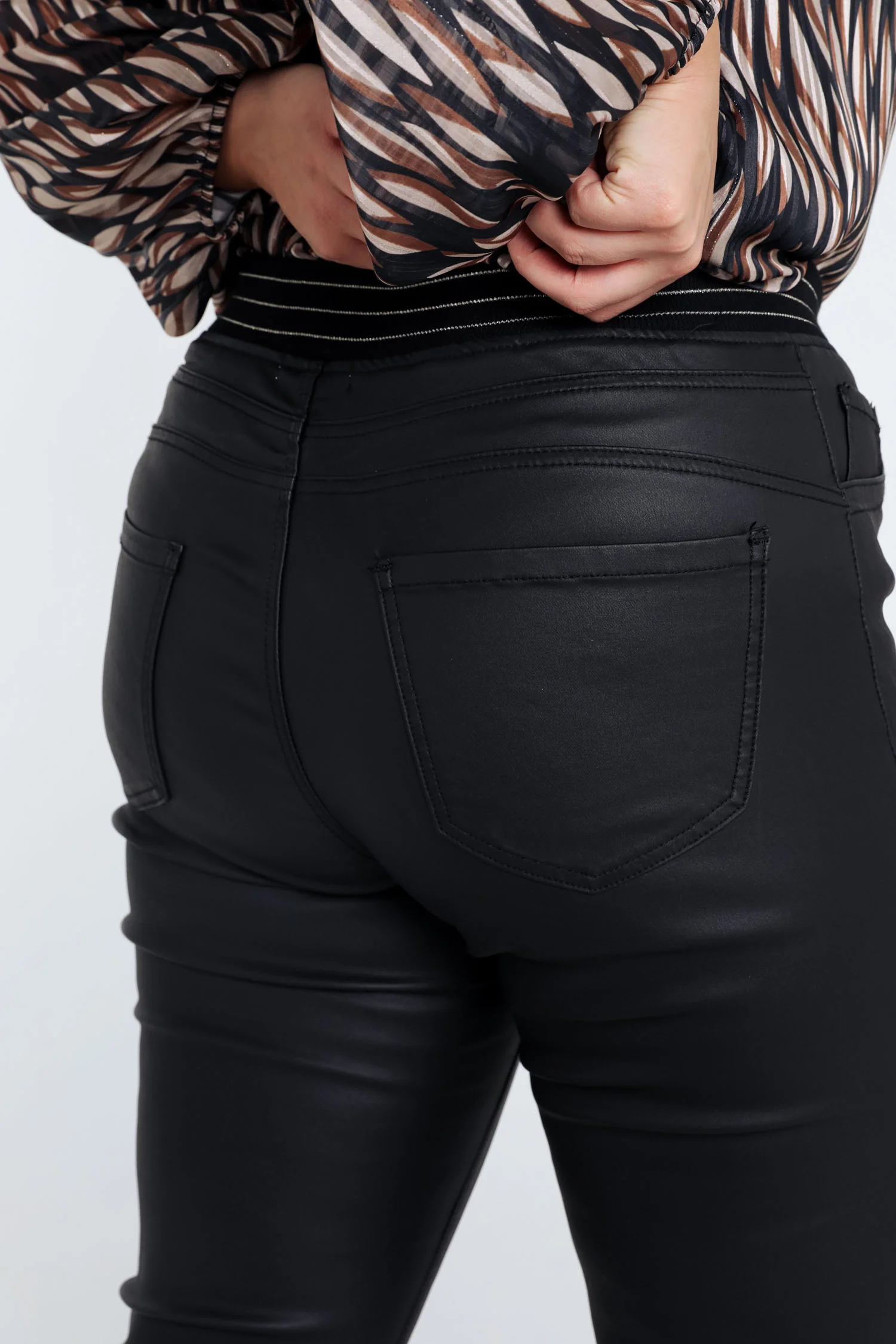 Slim gecoate jegging met fijne riem - Image 27