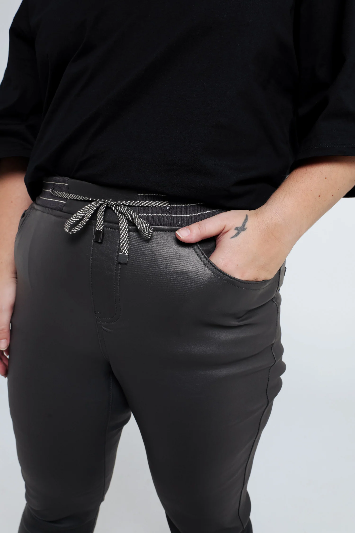 Slim gecoate jegging met fijne riem - Image 3