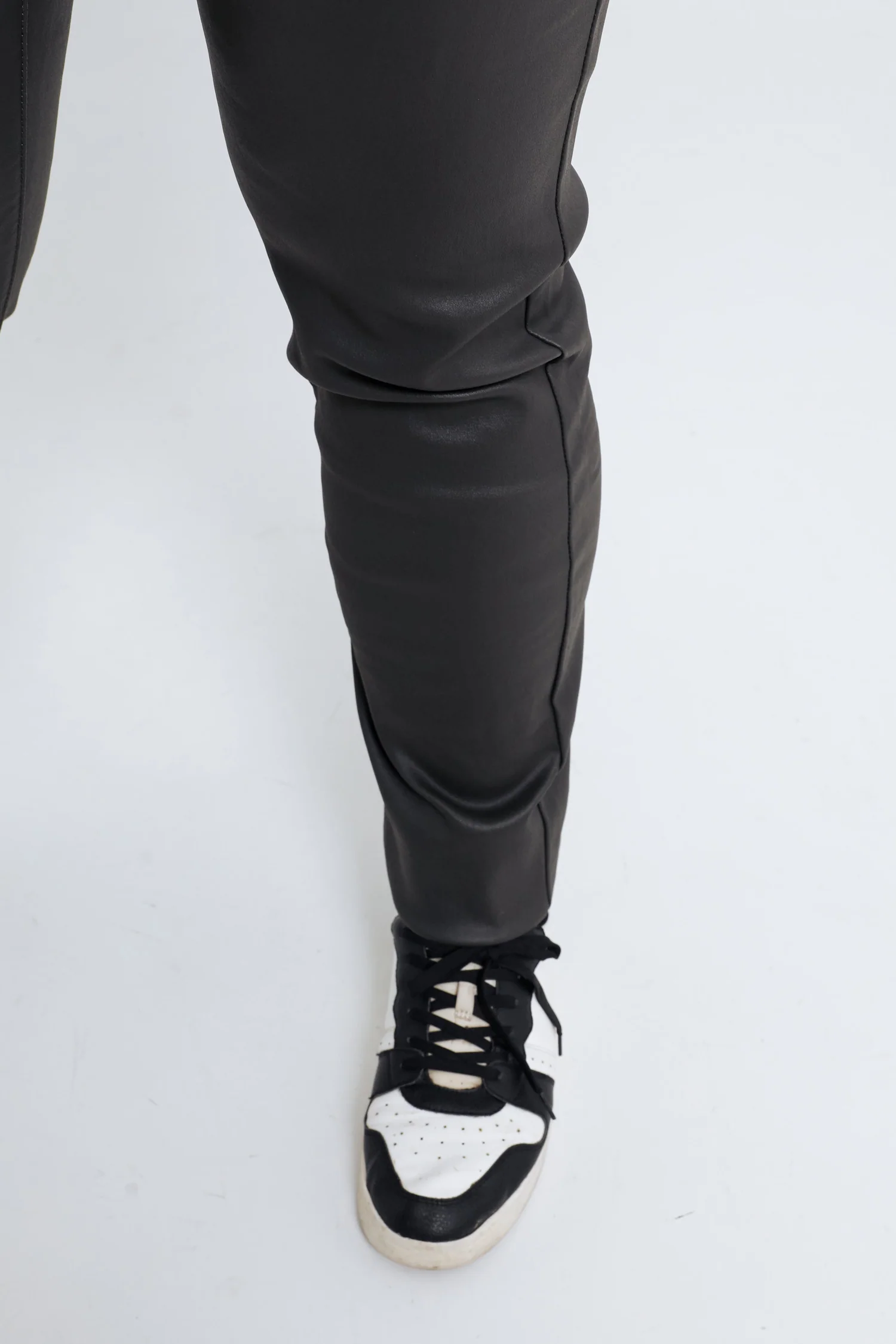 Slim gecoate jegging met fijne riem - Image 4