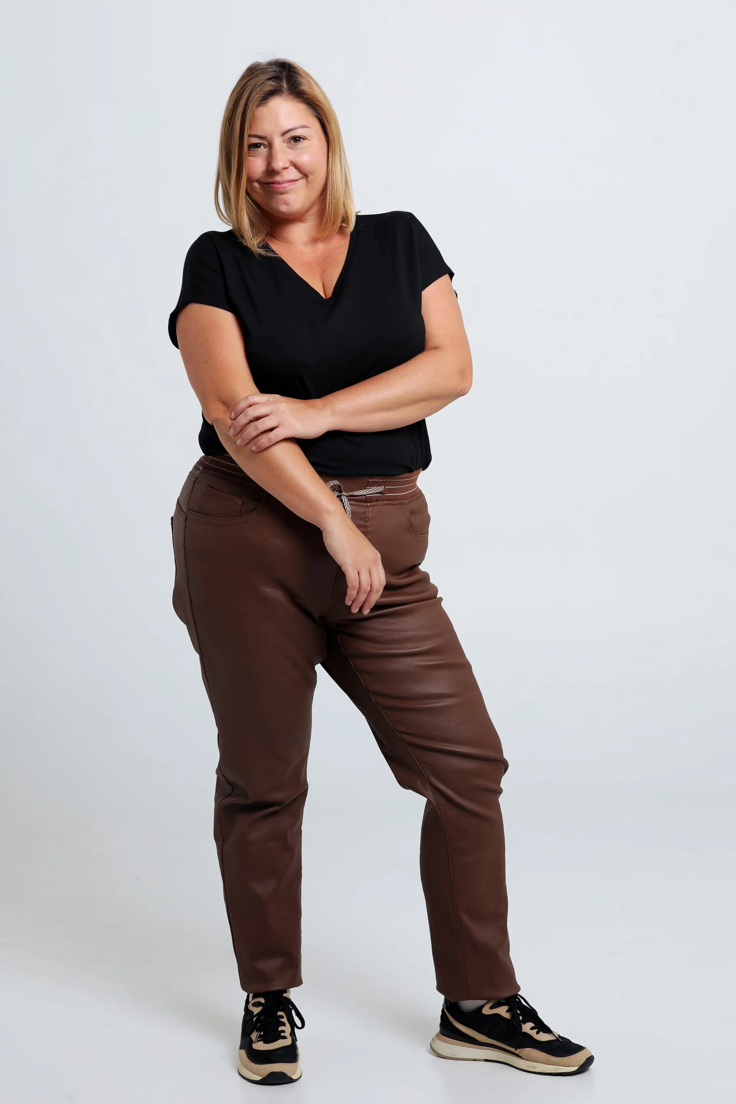 Slim gecoate jegging met fijne riem - Image 40