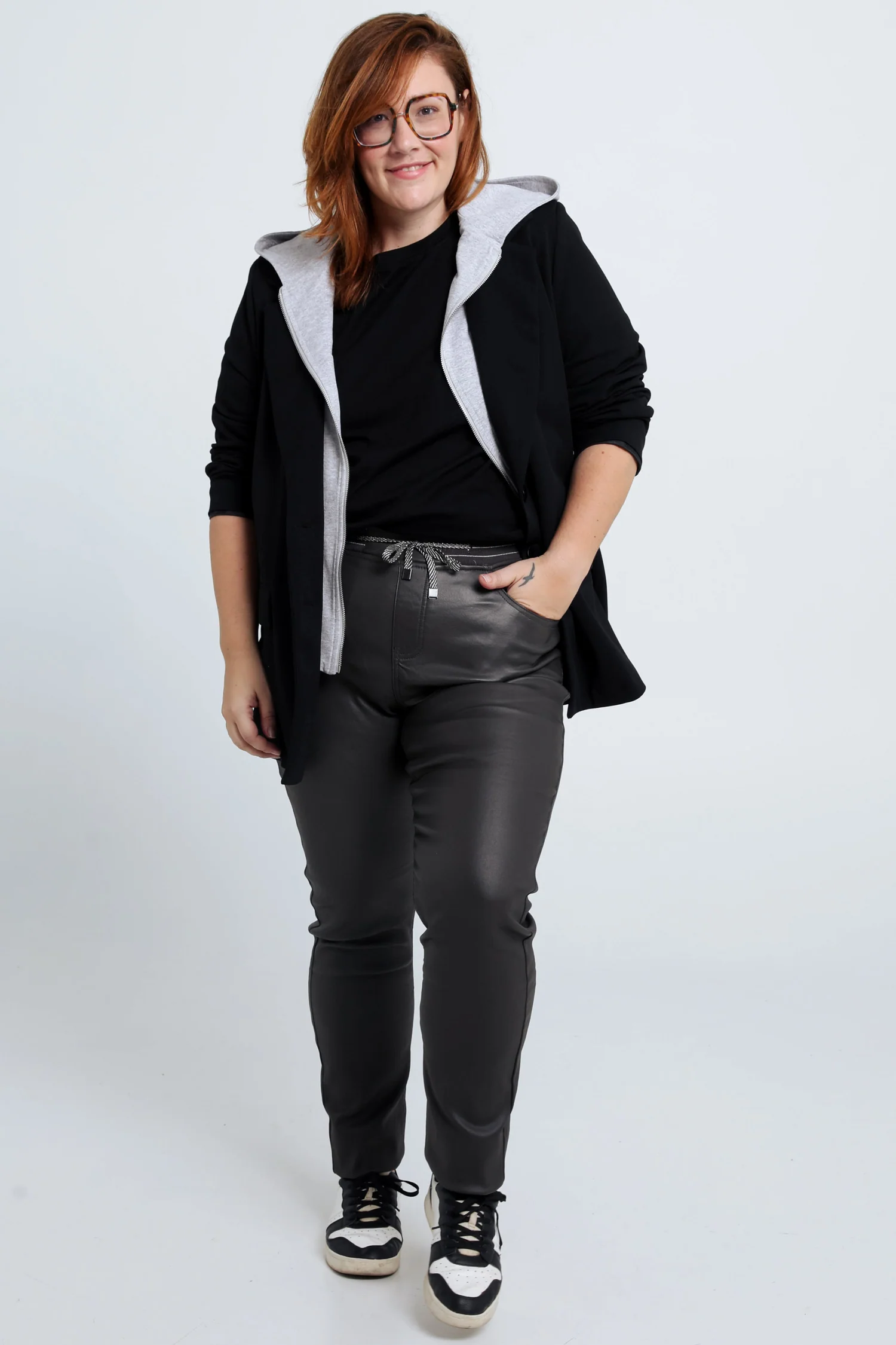 Slim gecoate jegging met fijne riem - Image 6