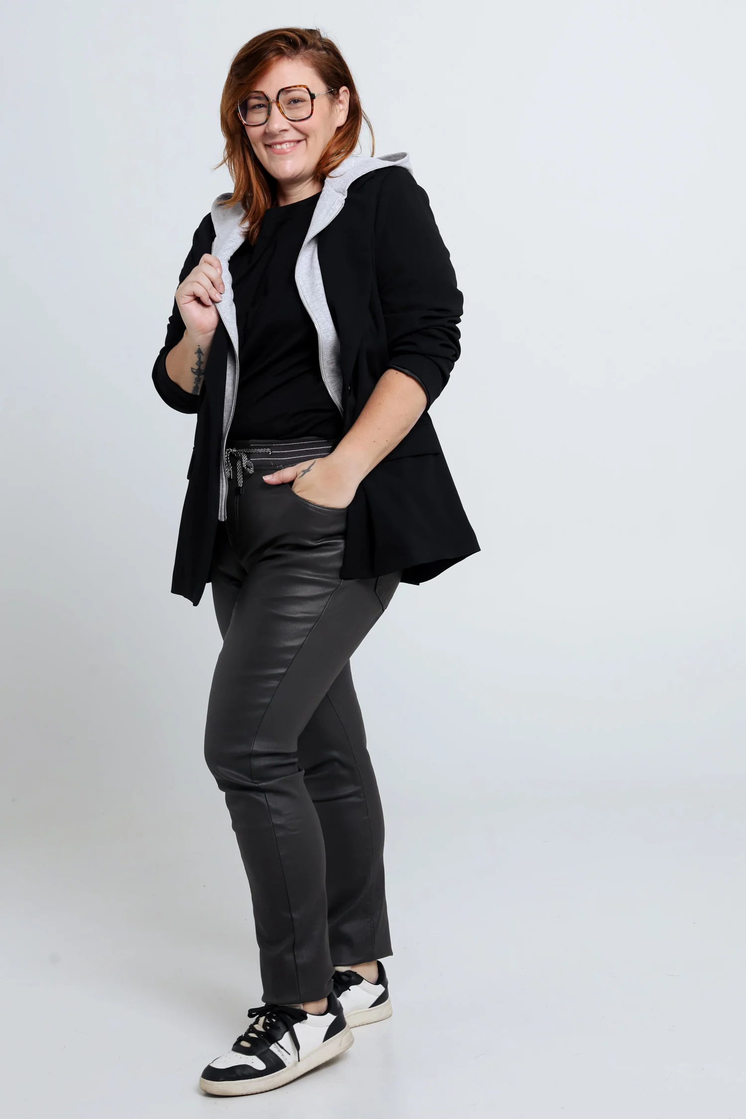 Slim gecoate jegging met fijne riem - Image 8
