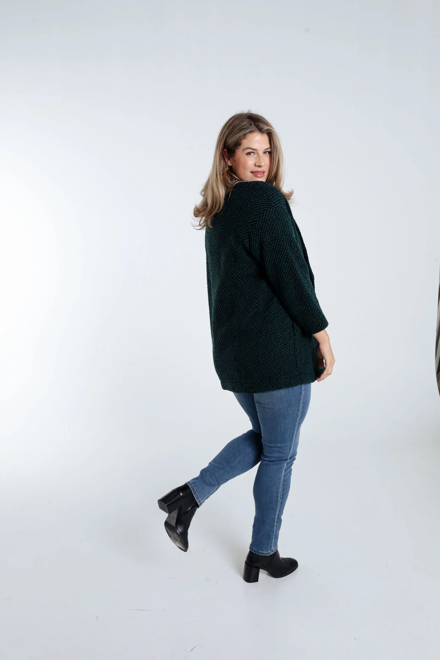Korte, effen jas in gespikkelde stof met wol - Image 13