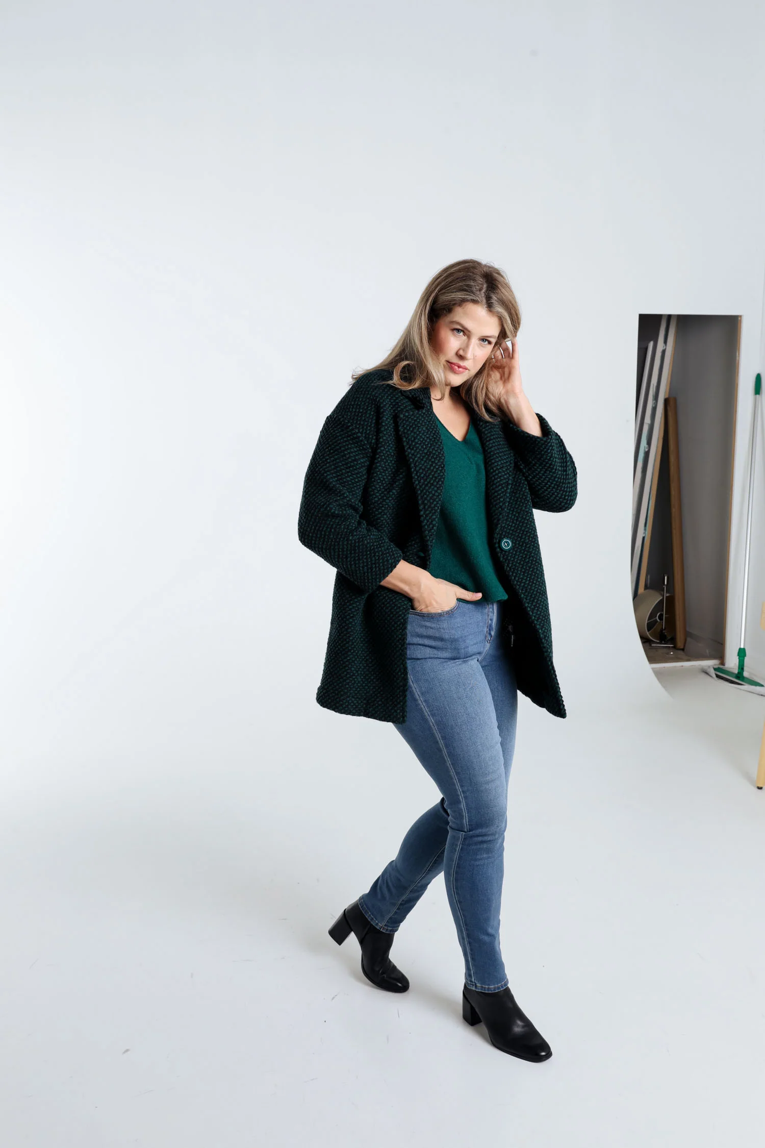 Korte, effen jas in gespikkelde stof met wol - Image 19