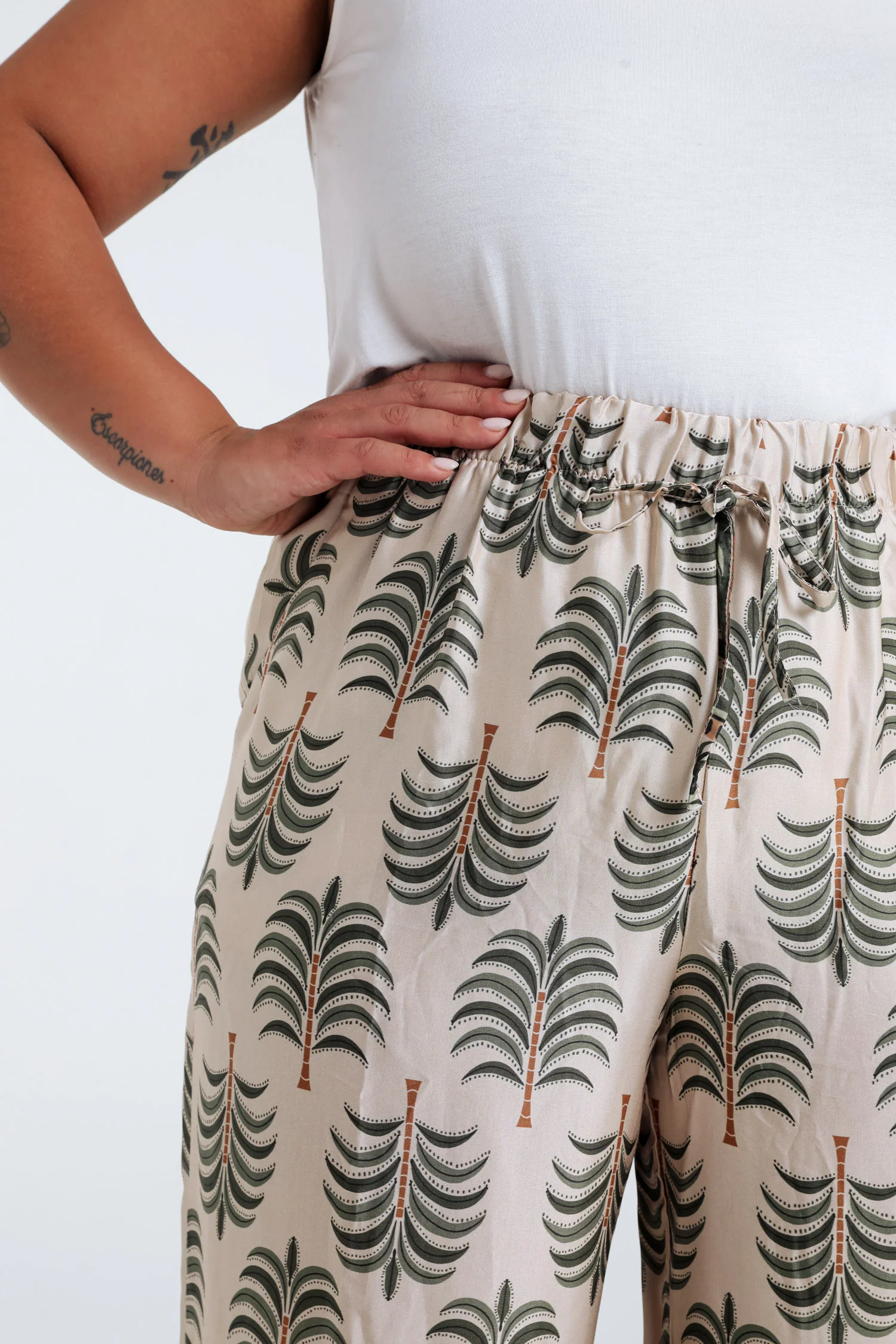 Satijnen effect broek met palmprint - Image 4