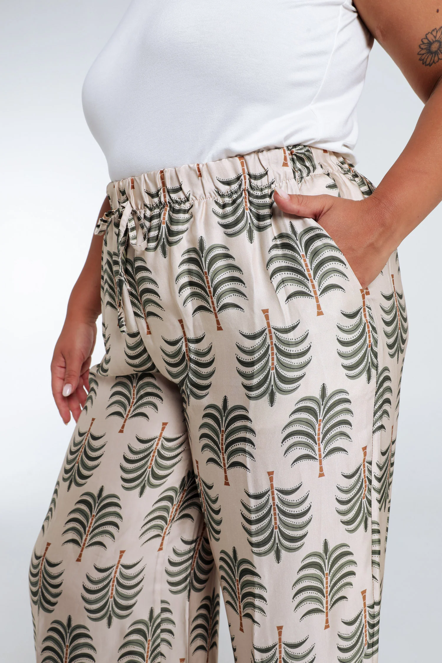 Satijnen effect broek met palmprint - Image 6