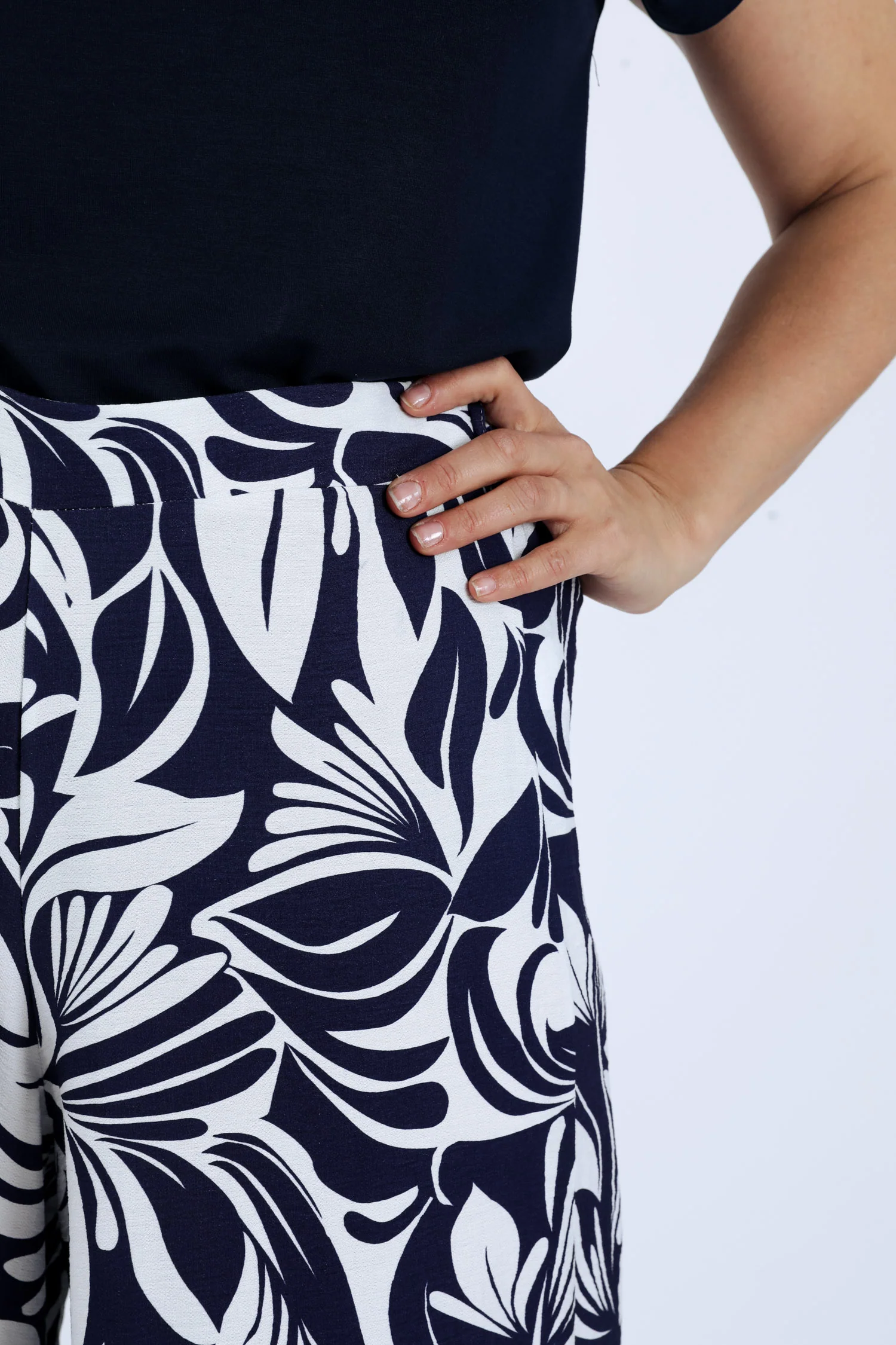 Wijd 7/8 broek van bicolor bloemenprint viscose - Image 3