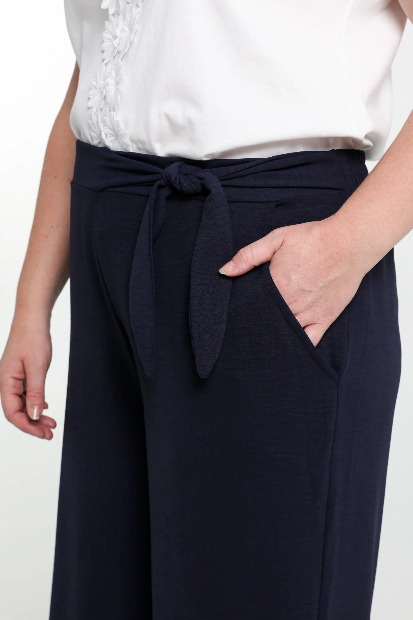 Losse, effen broek met geknoopte riem - Image 5