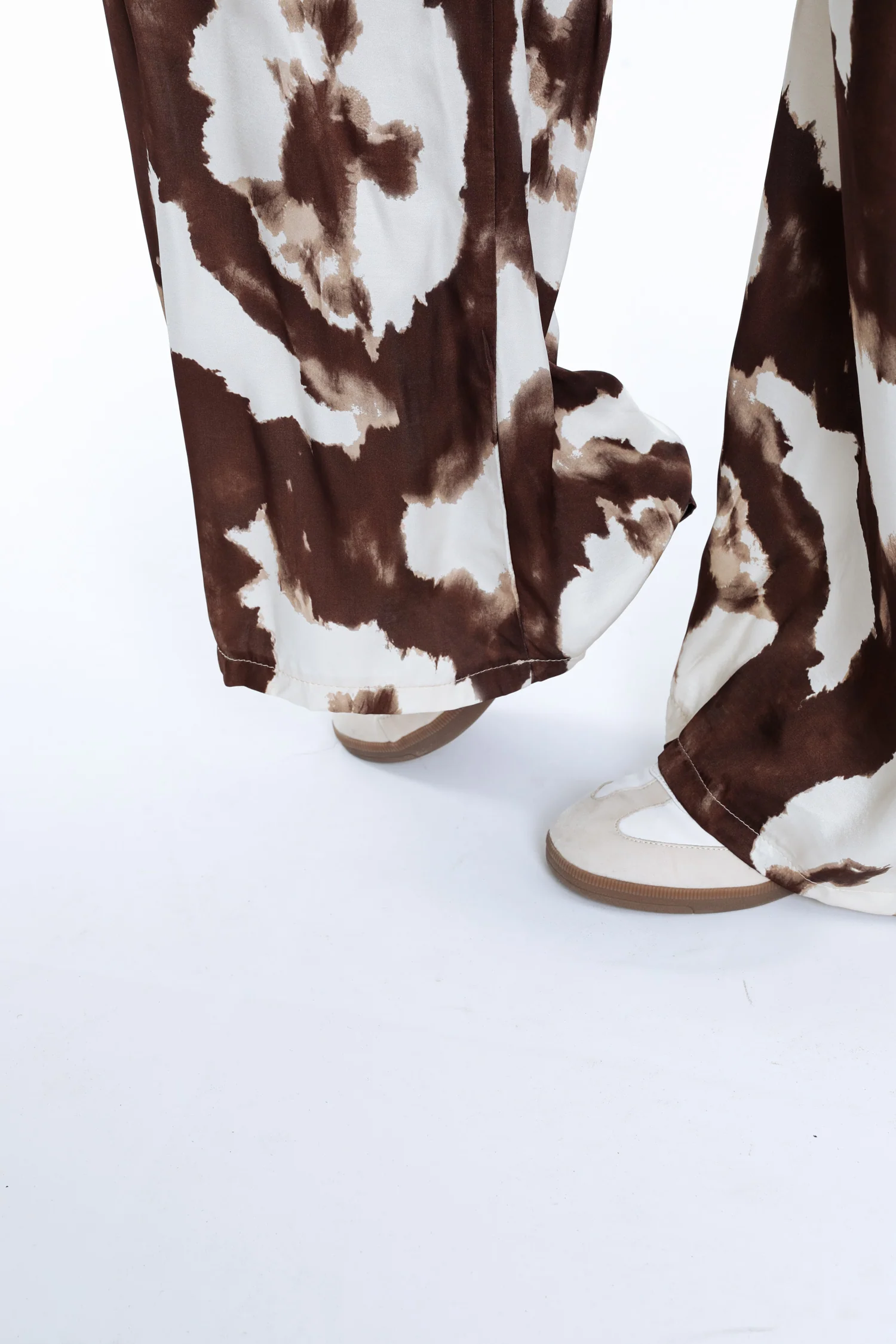 Wijde broek van viscose met satijneffect en dierenprint - Image 4