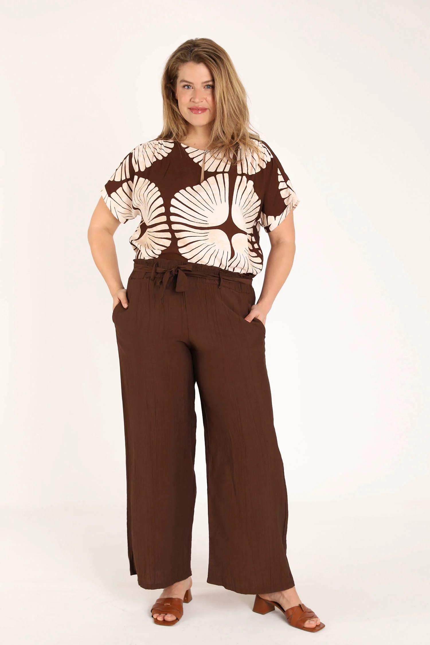 Wijde broek van effen viscose met geplooid effect - Image 6