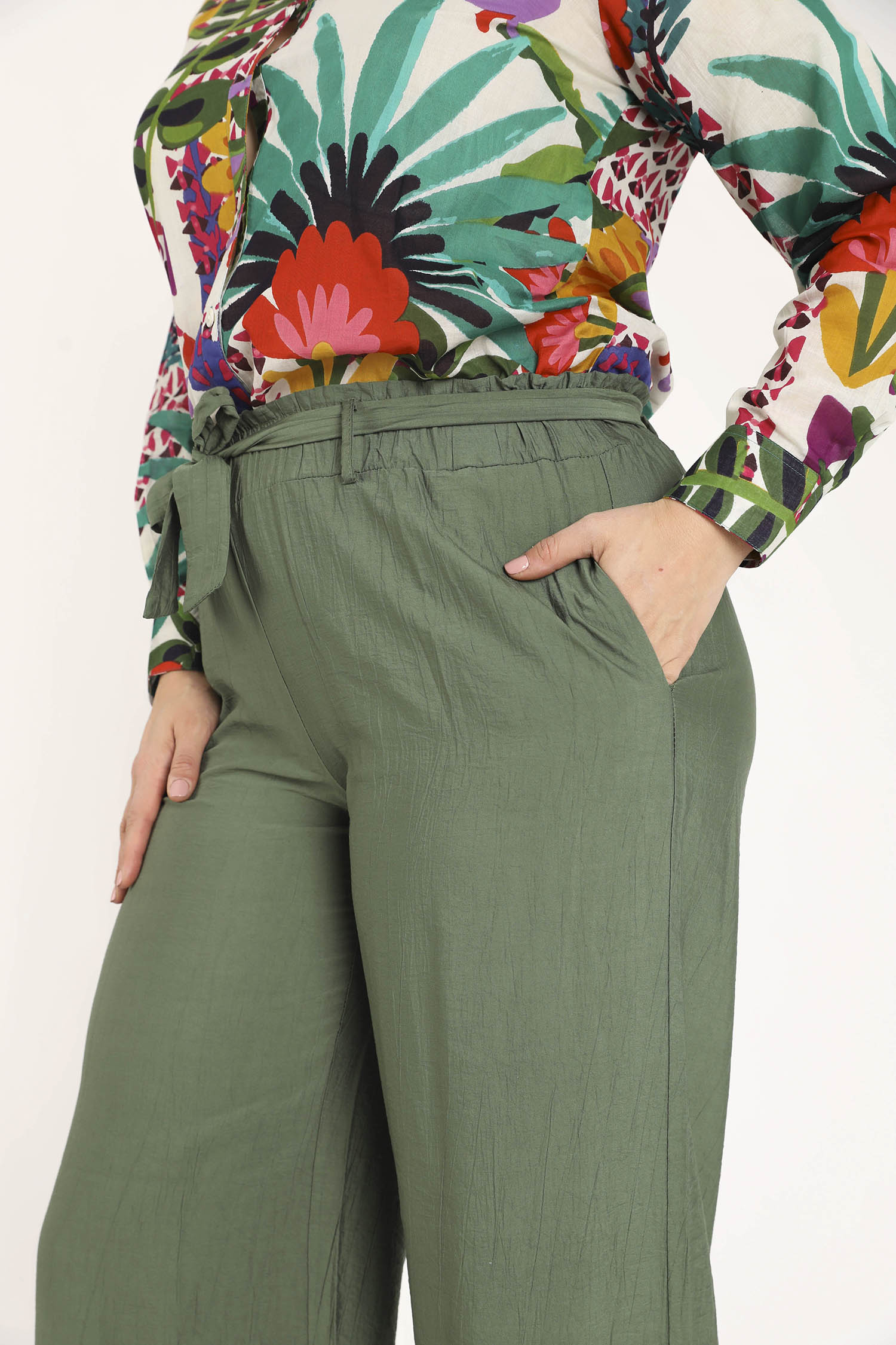 Wijde broek van effen viscose met geplooid effect - Image 4