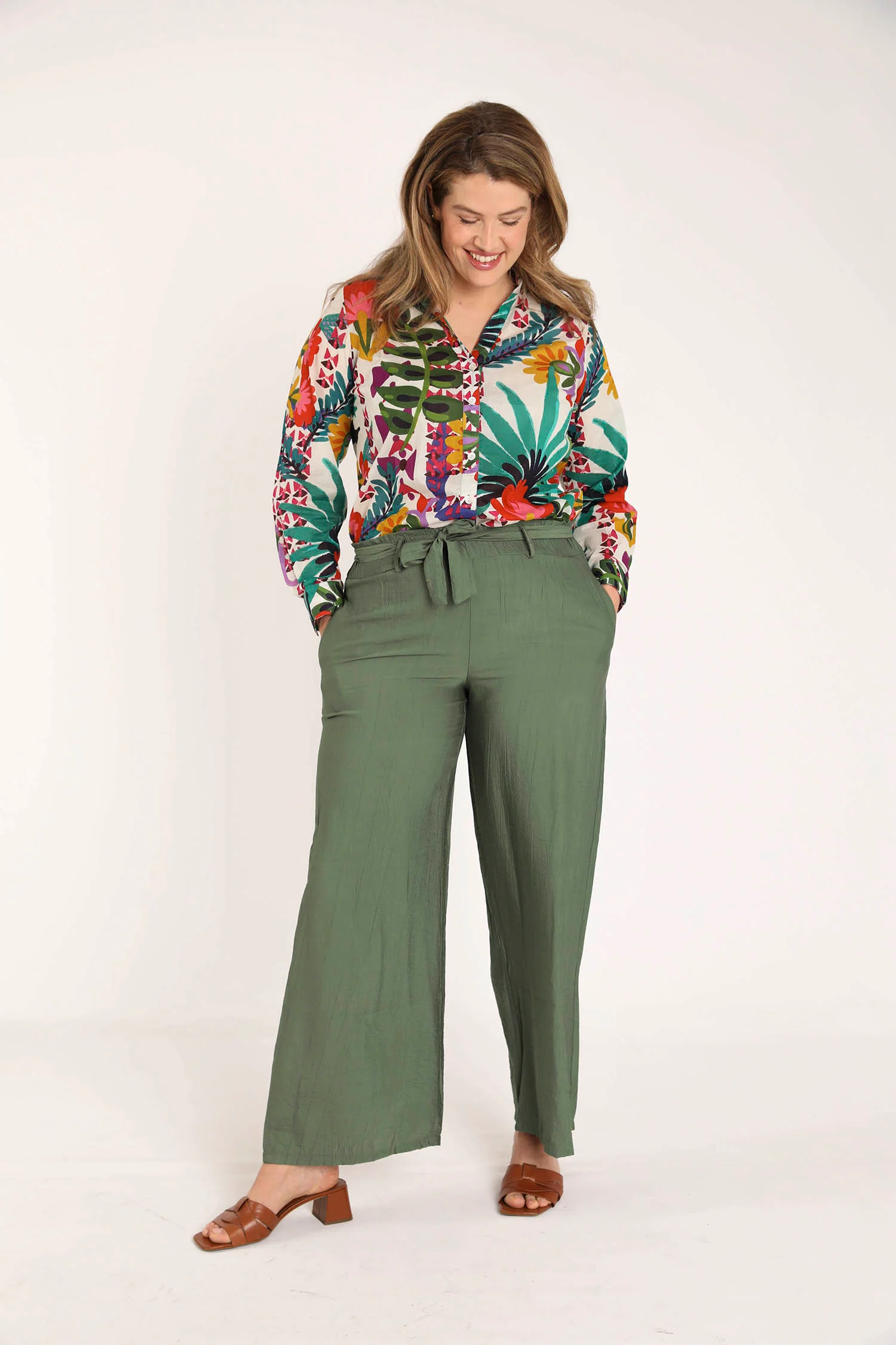 Wijde broek van effen viscose met geplooid effect - Image 5