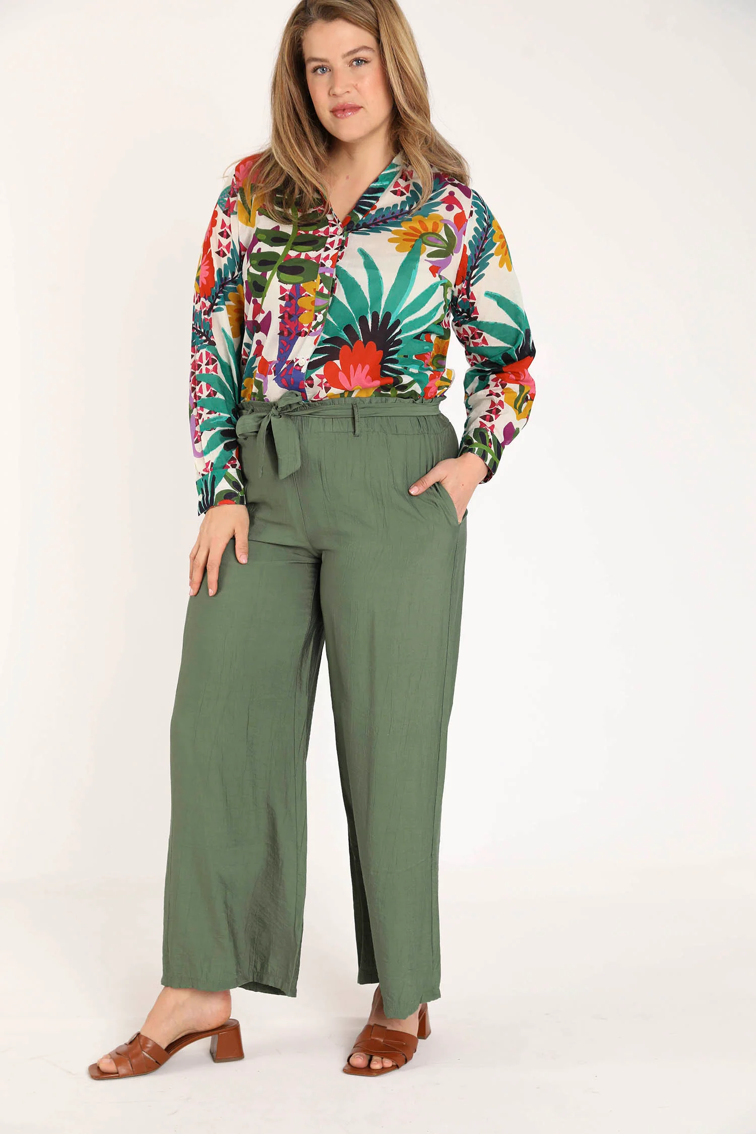 Wijde broek van effen viscose met geplooid effect - Image 6