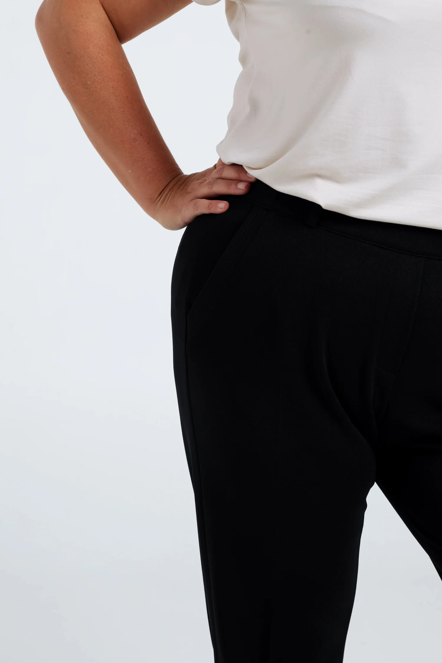 Effen slim 7/8-broek met gestikte, gedetailleerde zak - Image 6