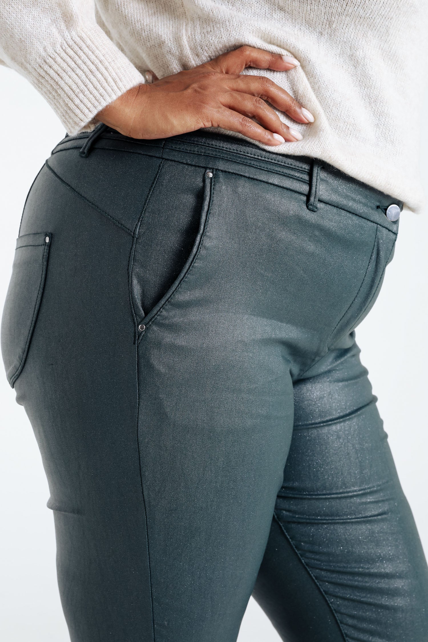 Effen slim 7/8-broek in viscose met metallic coating - Image 4