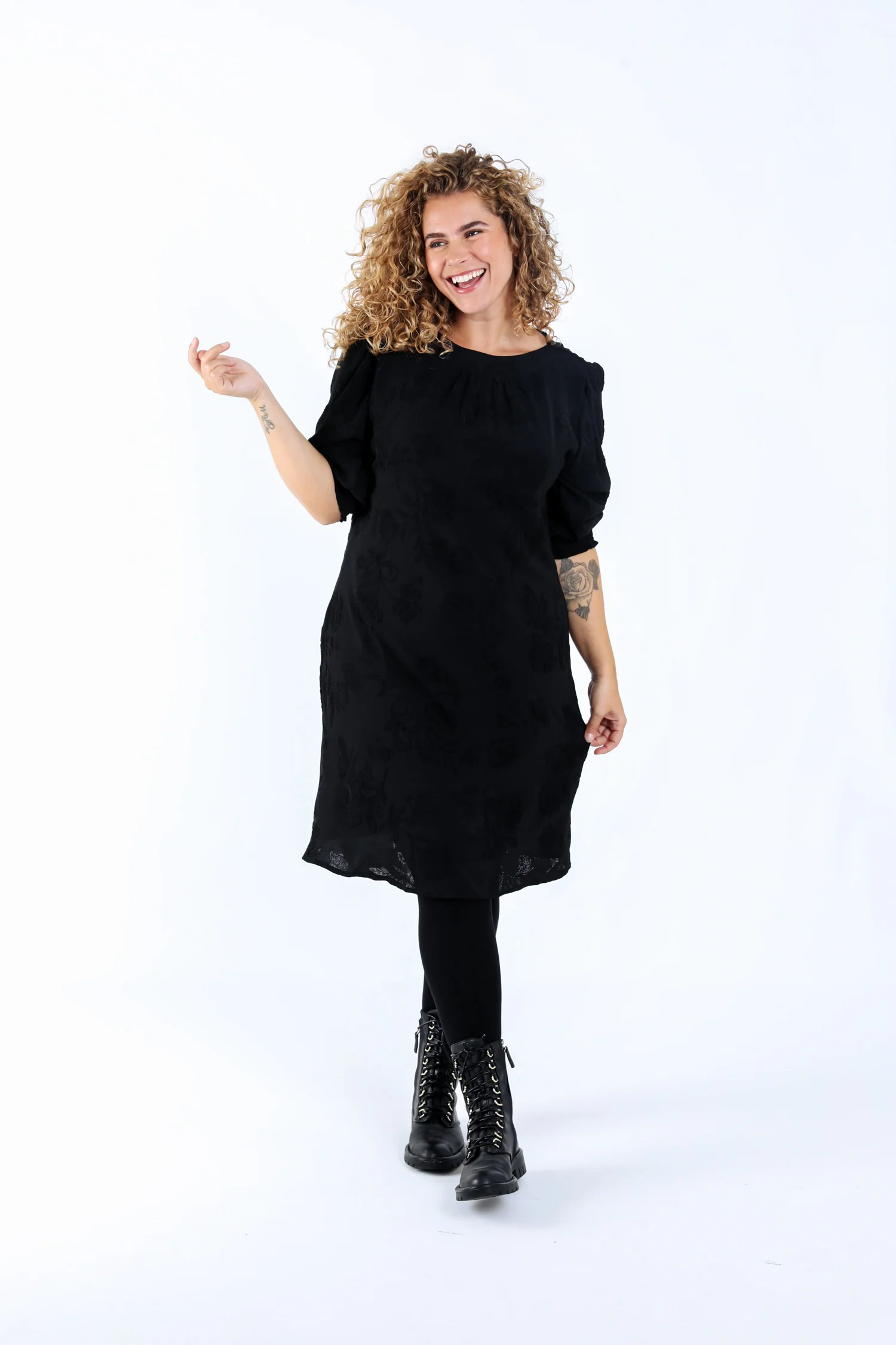 Effen korte jurk met reliëfpatroon - Image 6